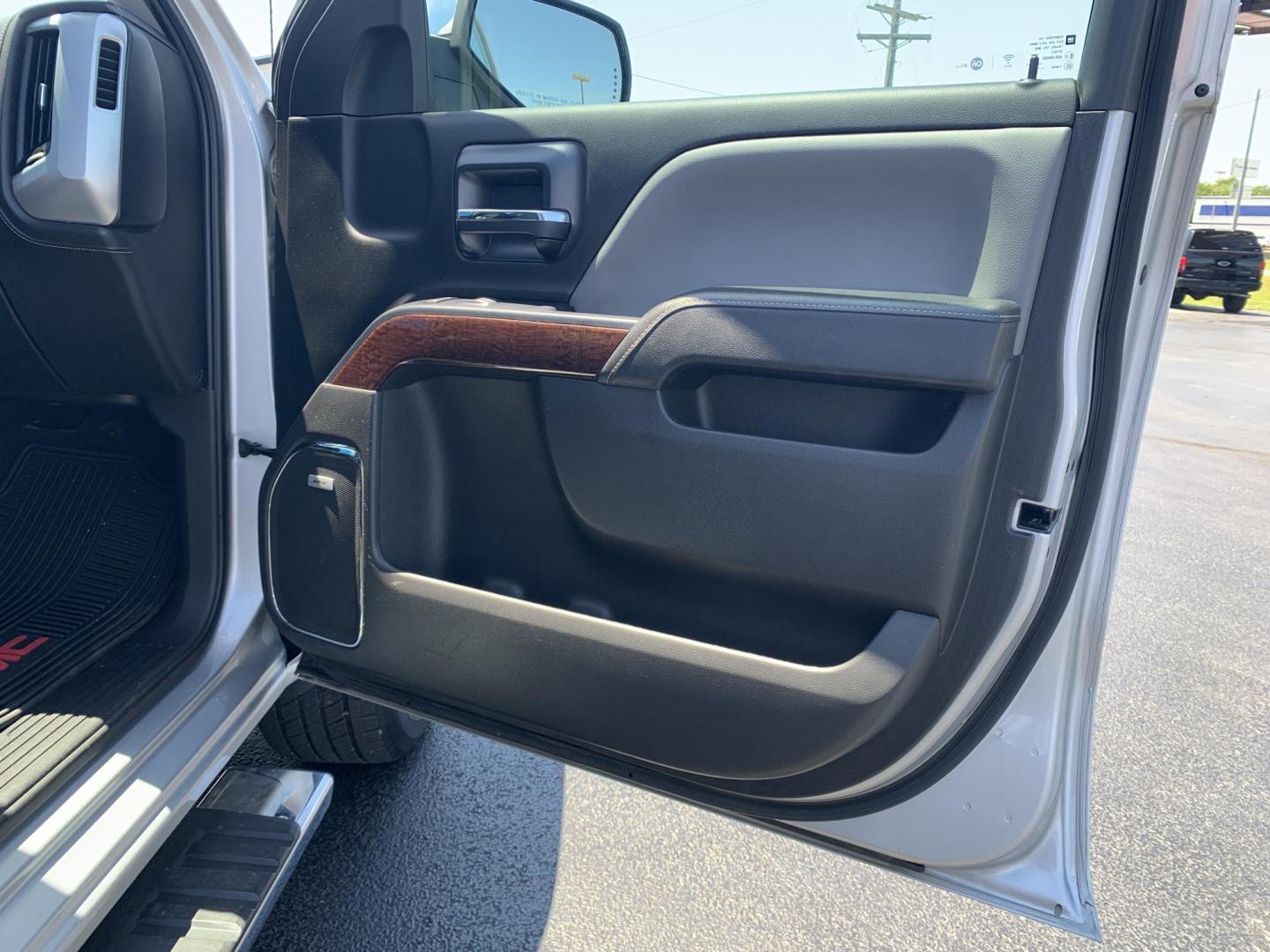 2018 SILVER /GRAY GMC Sierra 1500 SLT Crew Cab Long Box 2WD (3GTU1NER9JG) with an 5.3L V8 OHV 16V engine, Automatic transmission, located at 506 S. Kingshighway, Cape Girardeau, MO, 63703, (573) 235-5000, 37.294991, -89.553635 - 2018 GMC Sierra 1500 SLT Crew Cab Long Box 2WD 105,xxx miles Heated Seats Cooled Seats Leather Backup Cam Bluetooth Heated Steering Wheel Power Windows/Locks/Mirrors Keyless Entry Remote Start We have financing available and we accept trades! Fill out a credit application on our website o - Photo#10