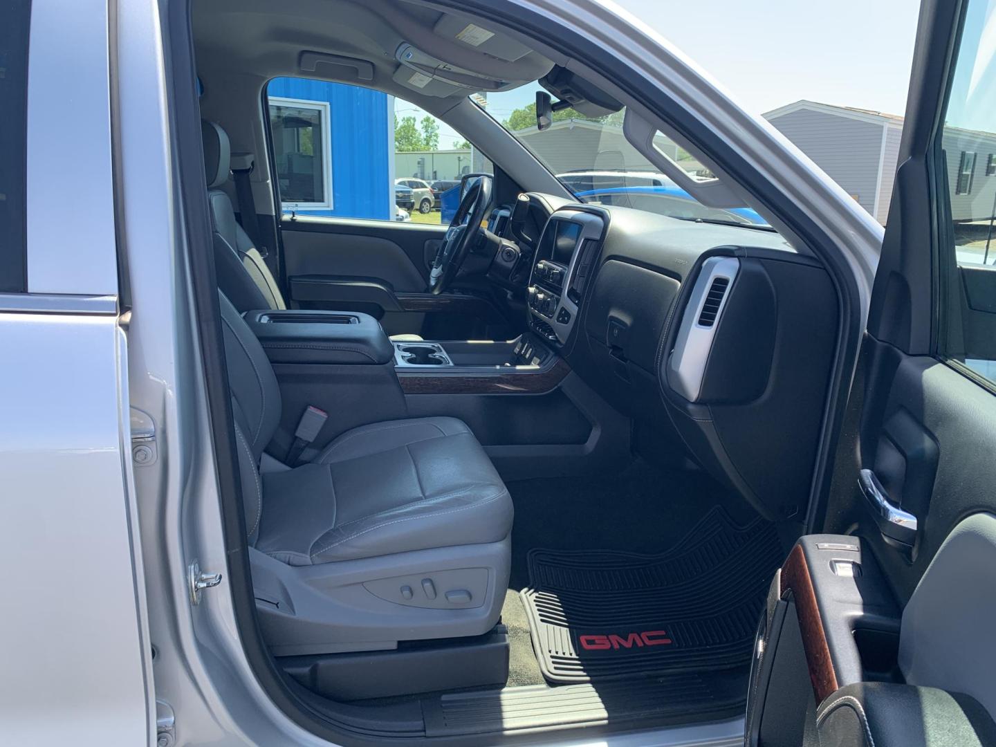 2018 SILVER /GRAY GMC Sierra 1500 SLT Crew Cab Long Box 2WD (3GTU1NER9JG) with an 5.3L V8 OHV 16V engine, Automatic transmission, located at 506 S. Kingshighway, Cape Girardeau, MO, 63703, (573) 235-5000, 37.294991, -89.553635 - 2018 GMC Sierra 1500 SLT Crew Cab Long Box 2WD 105,xxx miles Heated Seats Cooled Seats Leather Backup Cam Bluetooth Heated Steering Wheel Power Windows/Locks/Mirrors Keyless Entry Remote Start We have financing available and we accept trades! Fill out a credit application on our website o - Photo#11