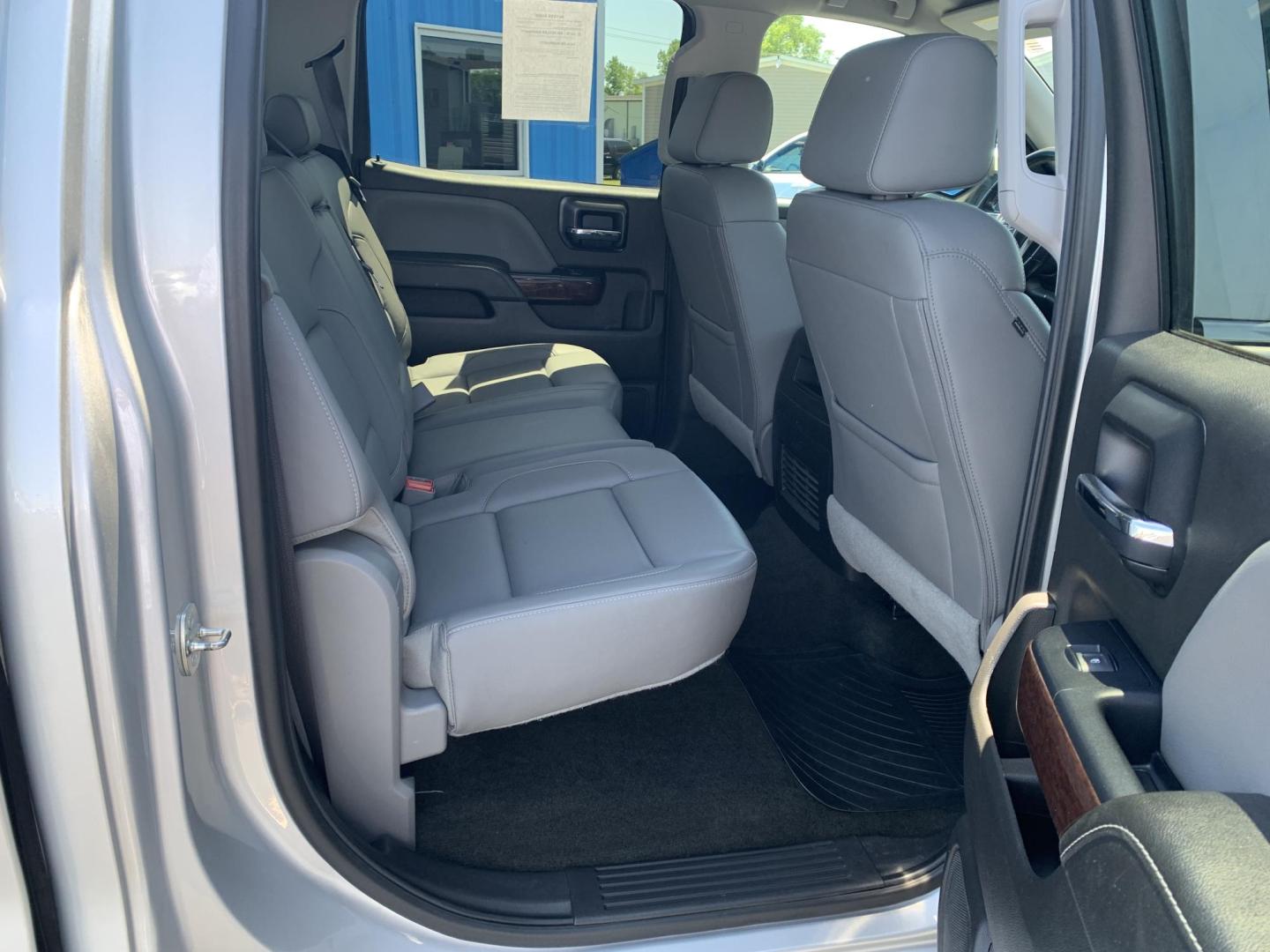 2018 SILVER /GRAY GMC Sierra 1500 SLT Crew Cab Long Box 2WD (3GTU1NER9JG) with an 5.3L V8 OHV 16V engine, Automatic transmission, located at 506 S. Kingshighway, Cape Girardeau, MO, 63703, (573) 235-5000, 37.294991, -89.553635 - 2018 GMC Sierra 1500 SLT Crew Cab Long Box 2WD 105,xxx miles Heated Seats Cooled Seats Leather Backup Cam Bluetooth Heated Steering Wheel Power Windows/Locks/Mirrors Keyless Entry Remote Start We have financing available and we accept trades! Fill out a credit application on our website o - Photo#13