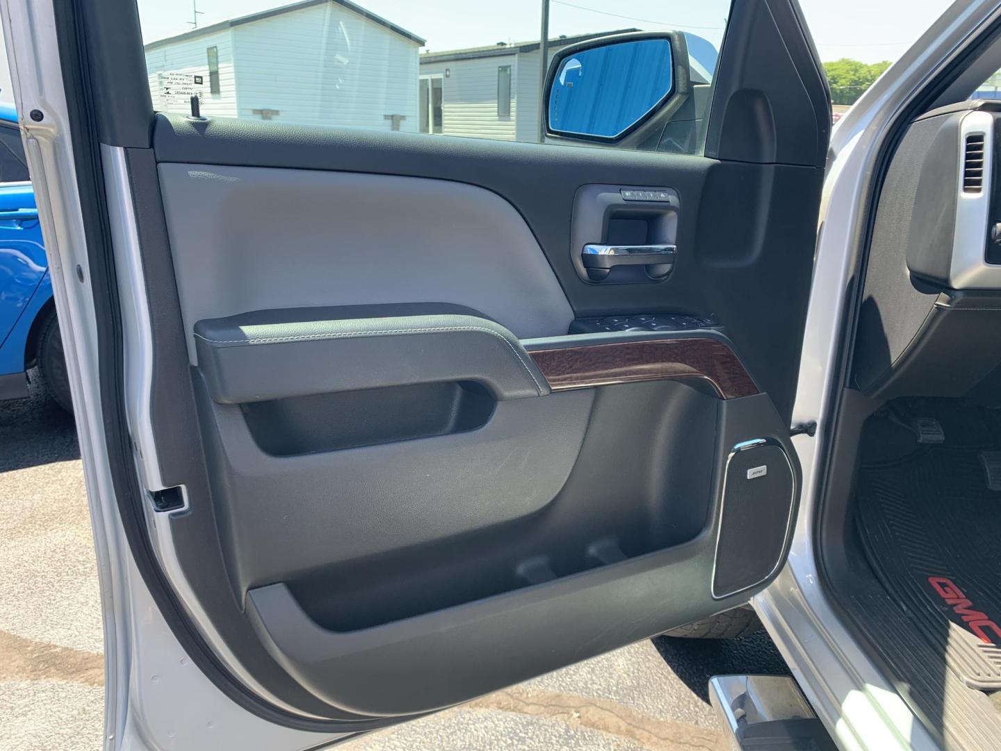 2018 SILVER /GRAY GMC Sierra 1500 SLT Crew Cab Long Box 2WD (3GTU1NER9JG) with an 5.3L V8 OHV 16V engine, Automatic transmission, located at 506 S. Kingshighway, Cape Girardeau, MO, 63703, (573) 235-5000, 37.294991, -89.553635 - 2018 GMC Sierra 1500 SLT Crew Cab Long Box 2WD 105,xxx miles Heated Seats Cooled Seats Leather Backup Cam Bluetooth Heated Steering Wheel Power Windows/Locks/Mirrors Keyless Entry Remote Start We have financing available and we accept trades! Fill out a credit application on our website o - Photo#17