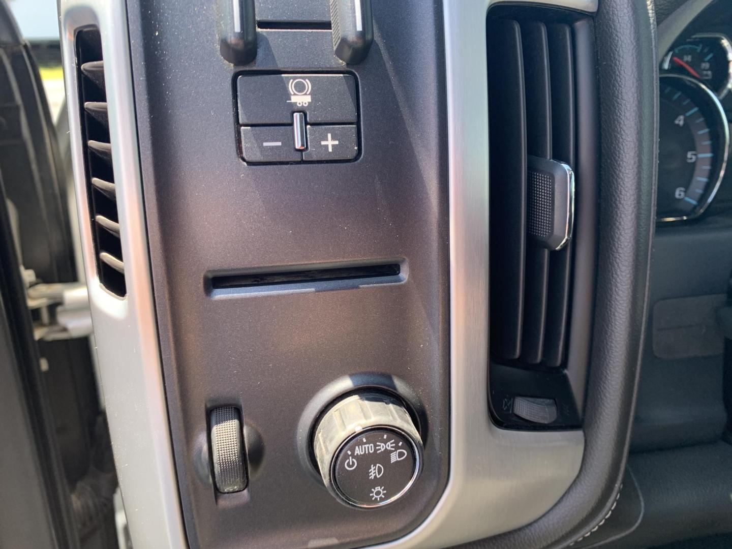 2018 SILVER /GRAY GMC Sierra 1500 SLT Crew Cab Long Box 2WD (3GTU1NER9JG) with an 5.3L V8 OHV 16V engine, Automatic transmission, located at 506 S. Kingshighway, Cape Girardeau, MO, 63703, (573) 235-5000, 37.294991, -89.553635 - 2018 GMC Sierra 1500 SLT Crew Cab Long Box 2WD 105,xxx miles Heated Seats Cooled Seats Leather Backup Cam Bluetooth Heated Steering Wheel Power Windows/Locks/Mirrors Keyless Entry Remote Start We have financing available and we accept trades! Fill out a credit application on our website o - Photo#22