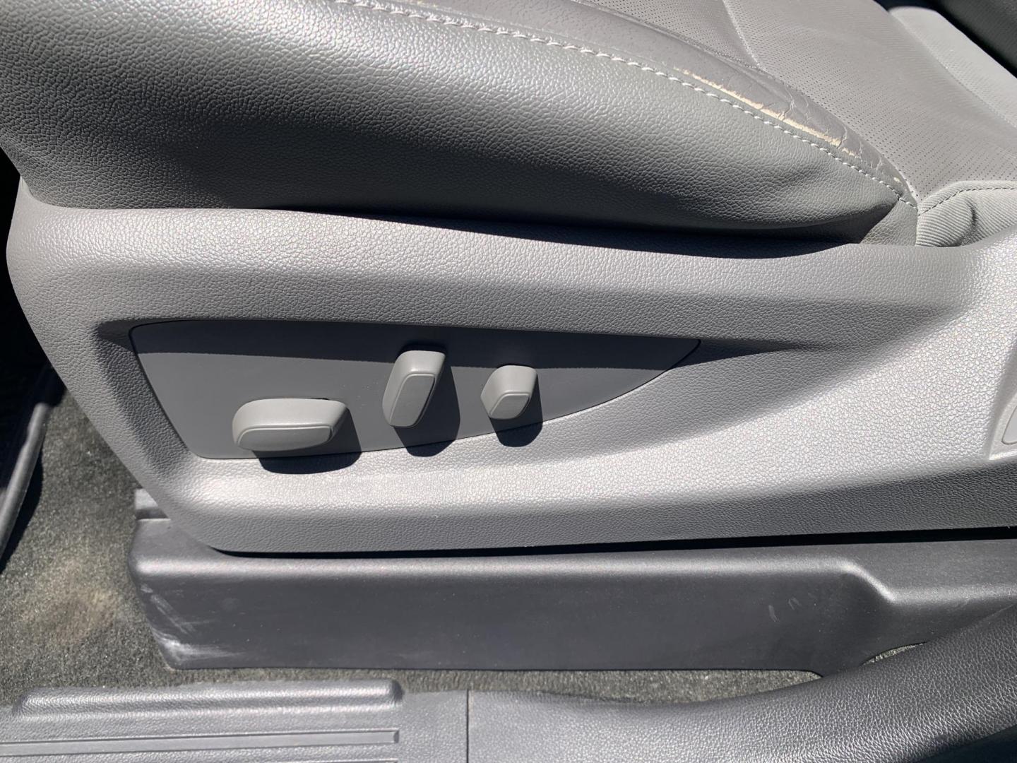 2018 SILVER /GRAY GMC Sierra 1500 SLT Crew Cab Long Box 2WD (3GTU1NER9JG) with an 5.3L V8 OHV 16V engine, Automatic transmission, located at 506 S. Kingshighway, Cape Girardeau, MO, 63703, (573) 235-5000, 37.294991, -89.553635 - 2018 GMC Sierra 1500 SLT Crew Cab Long Box 2WD 105,xxx miles Heated Seats Cooled Seats Leather Backup Cam Bluetooth Heated Steering Wheel Power Windows/Locks/Mirrors Keyless Entry Remote Start We have financing available and we accept trades! Fill out a credit application on our website o - Photo#21