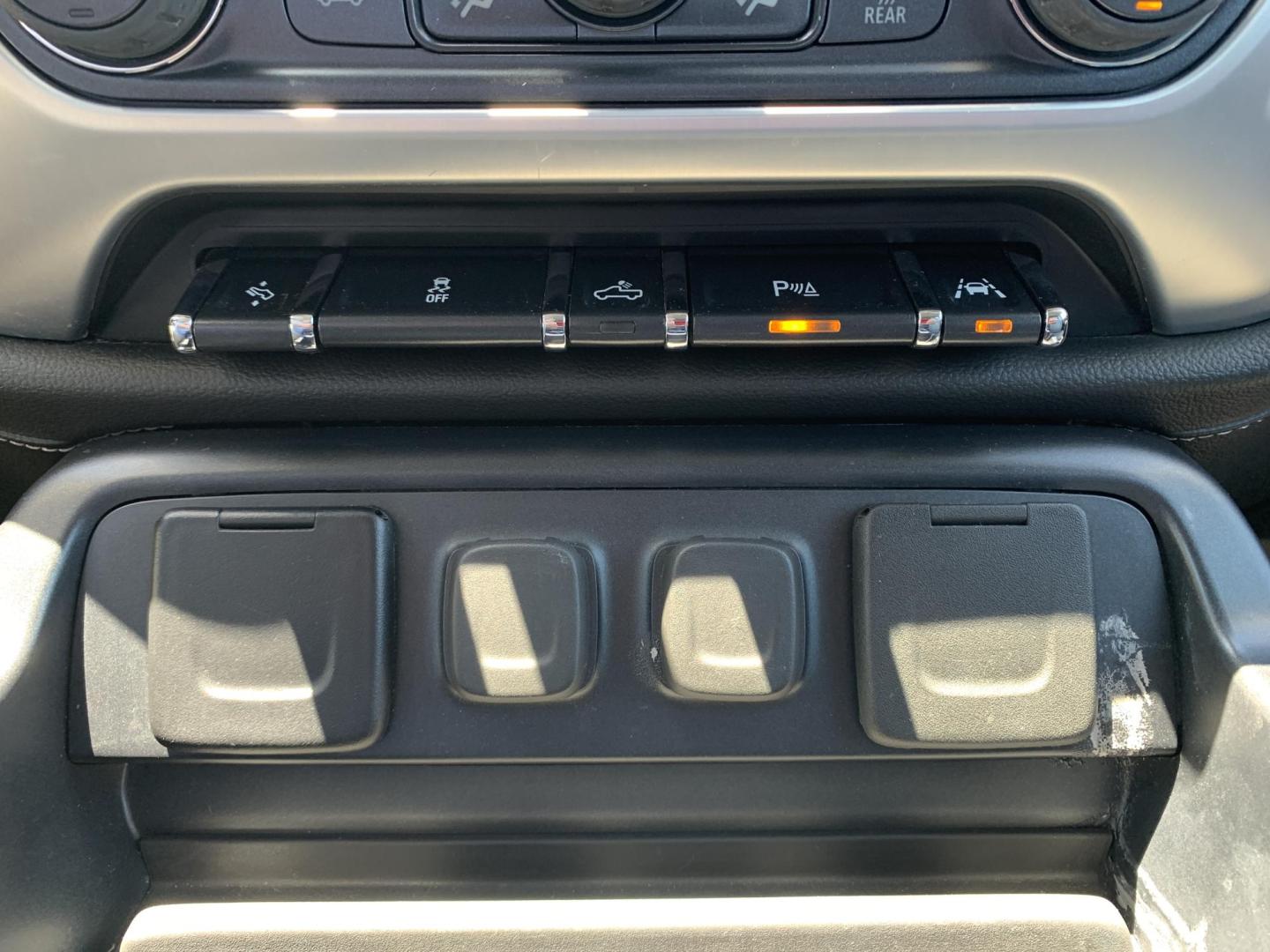 2018 SILVER /GRAY GMC Sierra 1500 SLT Crew Cab Long Box 2WD (3GTU1NER9JG) with an 5.3L V8 OHV 16V engine, Automatic transmission, located at 506 S. Kingshighway, Cape Girardeau, MO, 63703, (573) 235-5000, 37.294991, -89.553635 - 2018 GMC Sierra 1500 SLT Crew Cab Long Box 2WD 105,xxx miles Heated Seats Cooled Seats Leather Backup Cam Bluetooth Heated Steering Wheel Power Windows/Locks/Mirrors Keyless Entry Remote Start We have financing available and we accept trades! Fill out a credit application on our website o - Photo#30