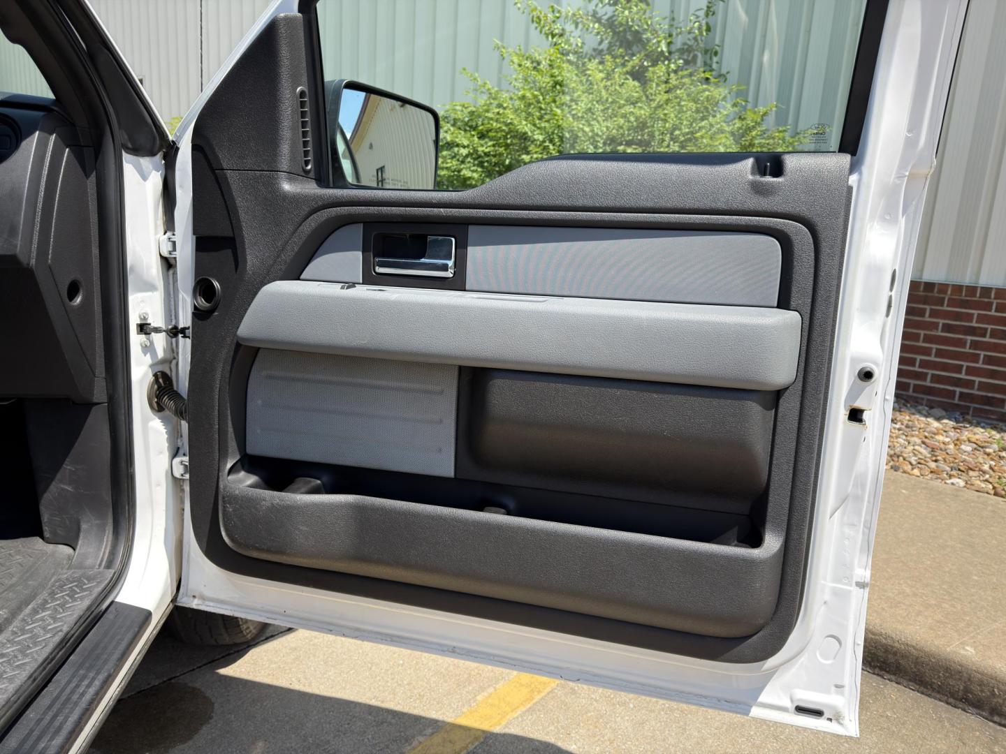 2014 WHITE /Gray Ford F-150 XL SuperCab 4WD (1FTFX1ET8EK) with an 3.5L V6 TURBO engine, Automatic transmission, located at 2990 Old Orchard Rd., Jackson, MO, 63755, 37.354214, -89.612106 - 2014 Ford F-150 XL 204xxx miles 4x4 3.5L V6 Automatic Cruise Power Windows/Locks/Mirrors We have financing available and we accept trades! Fill out a credit application on our website or come by today! If you have any questions, give us a call at (573) 204-7777 or visit our website at firsta - Photo#12
