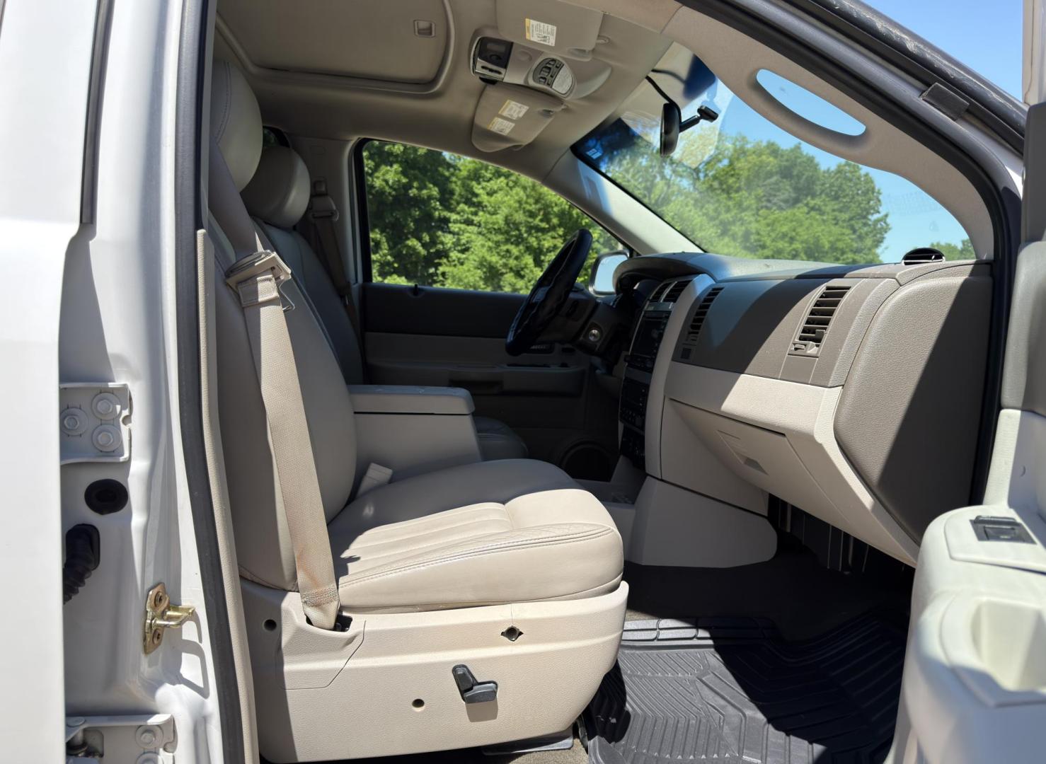 2005 WHITE /Gray Dodge Durango Limited 4WD (1D8HB58D55F) with an 5.7L V8 engine, Automatic transmission, located at 2990 Old Orchard Rd., Jackson, MO, 63755, 37.354214, -89.612106 - 2005 Dodge Durango Limited 196xxx miles 4 Wheel Drive 5.7L V8 HEMI Automatic Leather 3rd Row Rear Entertainment Navigation Power/Heated Seats Sunroof Cruise Power Windows/Locks/Mirrors We have financing available and we accept trades! Fill out a credit application on our website or come - Photo#18