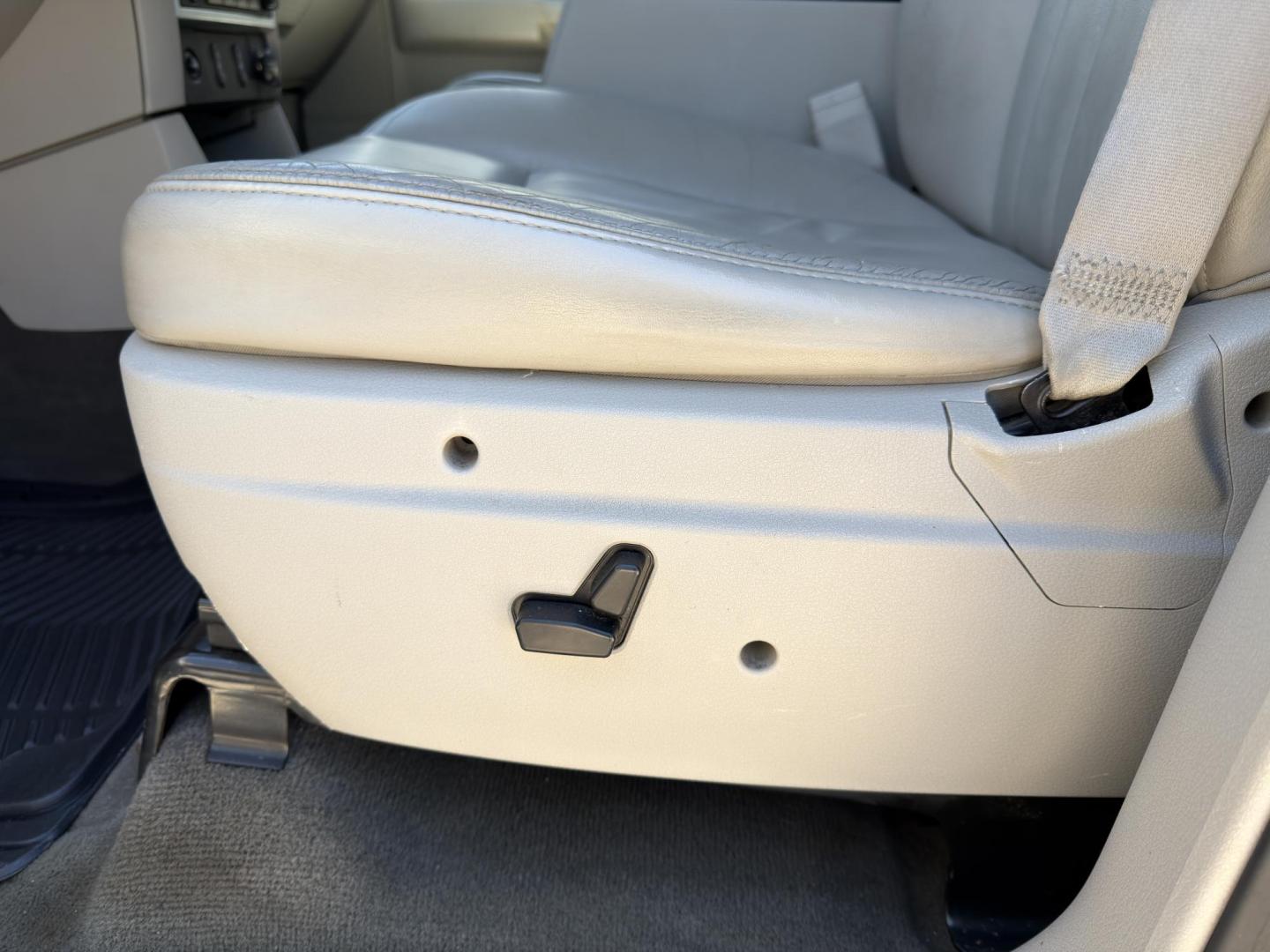 2005 WHITE /Gray Dodge Durango Limited 4WD (1D8HB58D55F) with an 5.7L V8 engine, Automatic transmission, located at 2990 Old Orchard Rd., Jackson, MO, 63755, 37.354214, -89.612106 - 2005 Dodge Durango Limited 196xxx miles 4 Wheel Drive 5.7L V8 HEMI Automatic Leather 3rd Row Rear Entertainment Navigation Power/Heated Seats Sunroof Cruise Power Windows/Locks/Mirrors We have financing available and we accept trades! Fill out a credit application on our website or come - Photo#6