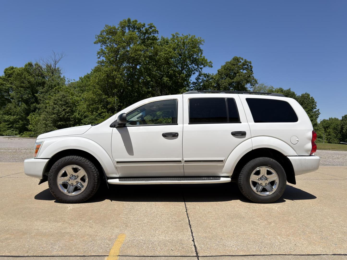 2005 WHITE /Gray Dodge Durango Limited 4WD (1D8HB58D55F) with an 5.7L V8 engine, Automatic transmission, located at 2990 Old Orchard Rd., Jackson, MO, 63755, 37.354214, -89.612106 - 2005 Dodge Durango Limited 196xxx miles 4 Wheel Drive 5.7L V8 HEMI Automatic Leather 3rd Row Rear Entertainment Navigation Power/Heated Seats Sunroof Cruise Power Windows/Locks/Mirrors We have financing available and we accept trades! Fill out a credit application on our website or come - Photo#9