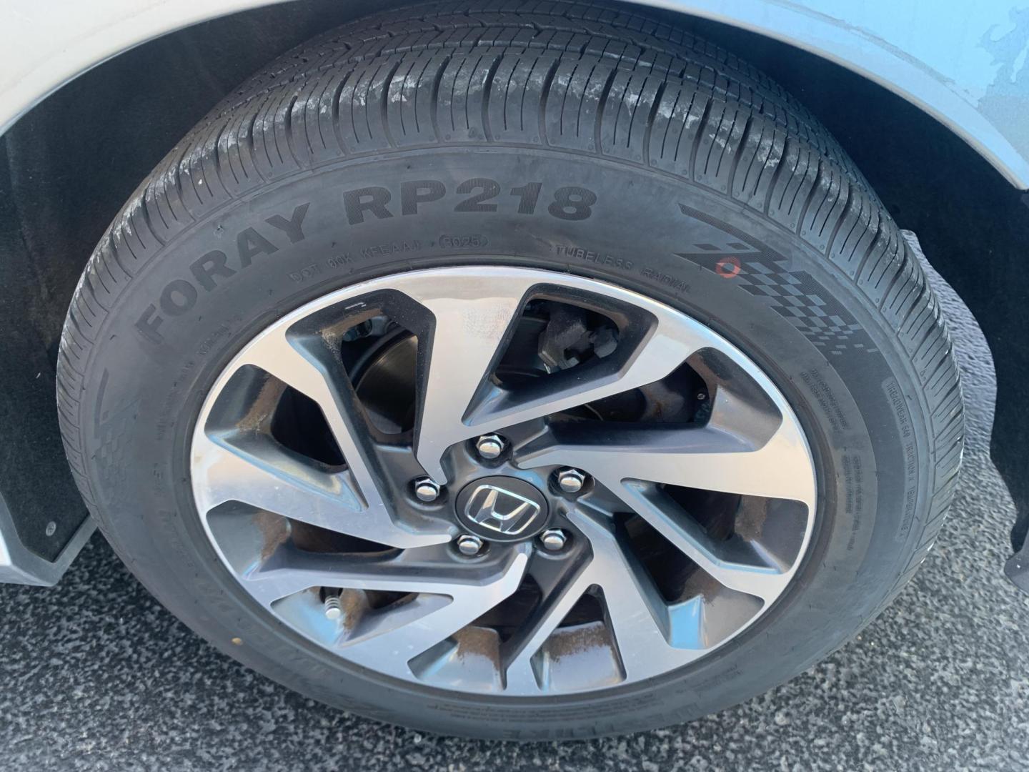 2018 SILVER /GRAY Honda Civic EX Sedan (19XFC2F72JE) with an 2.0L L4 DOHC 16V engine, Automatic transmission, located at 506 S. Kingshighway, Cape Girardeau, MO, 63703, (573) 235-5000, 37.294991, -89.553635 - Alarm System Bluetooth Cloth Seats Cruise Control Power Outlet Power Windows/Locks/Mirrors Keyless Entry Push-Button Engine Start Rear Window Defroster Remote Engine Start Steering Wheel Controls Tilt Steering Wheel USB Port We have financing available and we accept trades! Fill out a - Photo#33