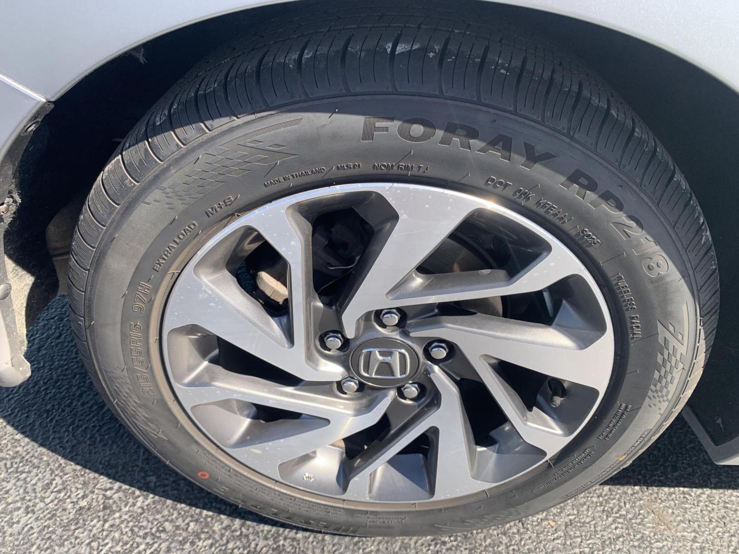 2018 SILVER /GRAY Honda Civic EX Sedan (19XFC2F72JE) with an 2.0L L4 DOHC 16V engine, Automatic transmission, located at 506 S. Kingshighway, Cape Girardeau, MO, 63703, (573) 235-5000, 37.294991, -89.553635 - Alarm System Bluetooth Cloth Seats Cruise Control Power Outlet Power Windows/Locks/Mirrors Keyless Entry Push-Button Engine Start Rear Window Defroster Remote Engine Start Steering Wheel Controls Tilt Steering Wheel USB Port We have financing available and we accept trades! Fill out a - Photo#32