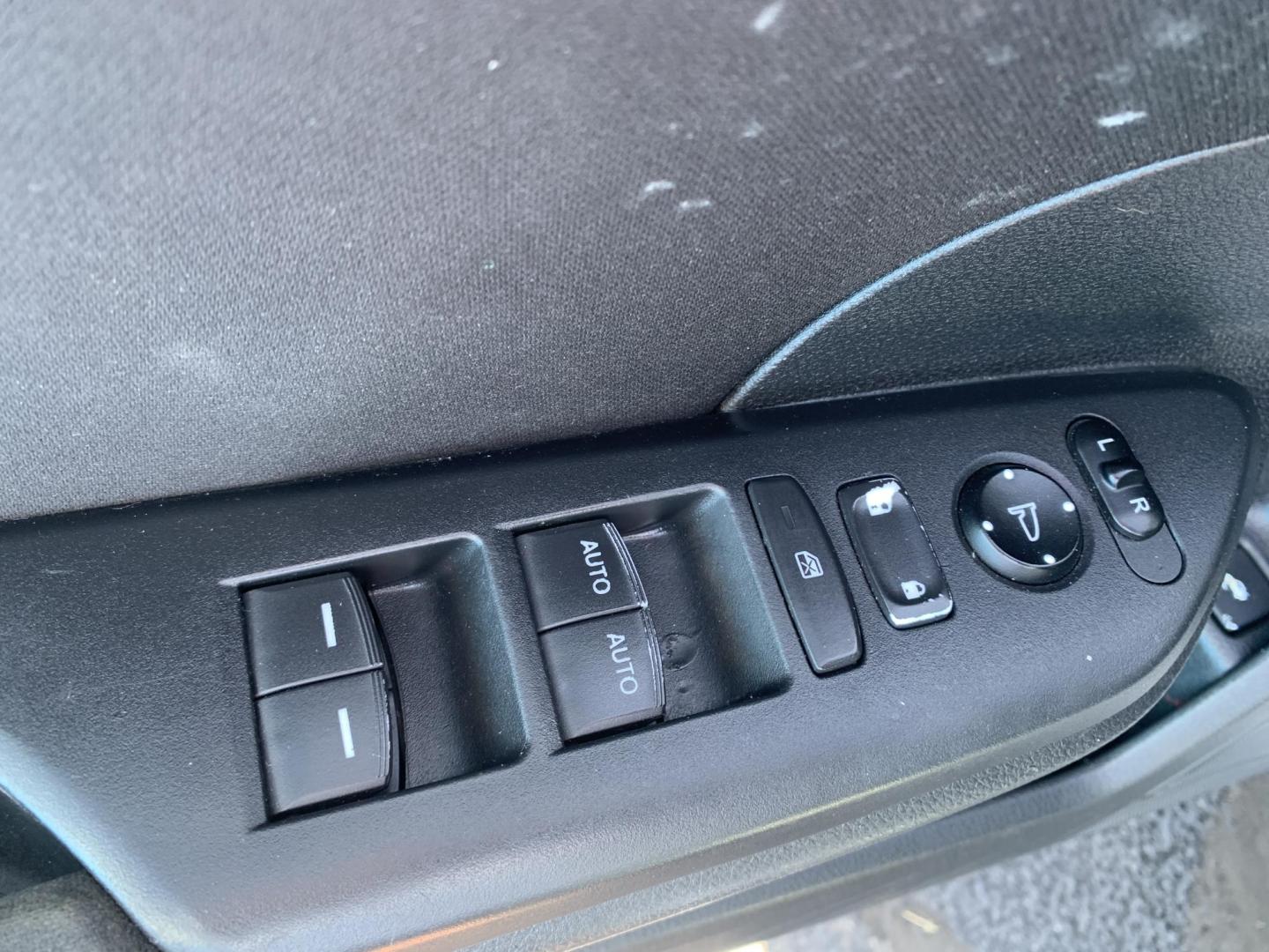 2018 SILVER /GRAY Honda Civic EX Sedan (19XFC2F72JE) with an 2.0L L4 DOHC 16V engine, Automatic transmission, located at 506 S. Kingshighway, Cape Girardeau, MO, 63703, (573) 235-5000, 37.294991, -89.553635 - Alarm System Bluetooth Cloth Seats Cruise Control Power Outlet Power Windows/Locks/Mirrors Keyless Entry Push-Button Engine Start Rear Window Defroster Remote Engine Start Steering Wheel Controls Tilt Steering Wheel USB Port We have financing available and we accept trades! Fill out a - Photo#20