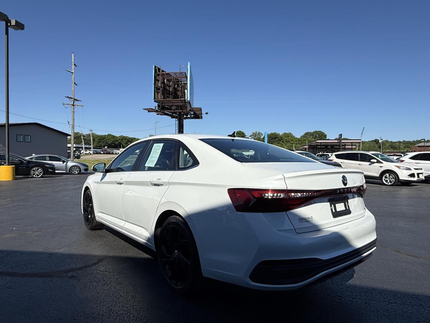2025 WHITE /Black Volkswagen Jetta SE (3VW7X7BU9SM) with an 1.5L L4 DOHC 16V engine, Automatic transmission, located at 506 S. Kingshighway, Cape Girardeau, MO, 63703, (573) 235-5000, 37.294991, -89.553635 - 2025 Volkswagen Jetta SE 65xxx miles Front Wheel Drive 1.5L 4 Cyl Automatic Leather Backup Camera Power Driver Seat Heated Seats Sunroof Bluetooth Remote Start Cruise Power Windows/Locks/Mirrors We have financing available and we accept trades! Fill out a credit application on our webs - Photo#4