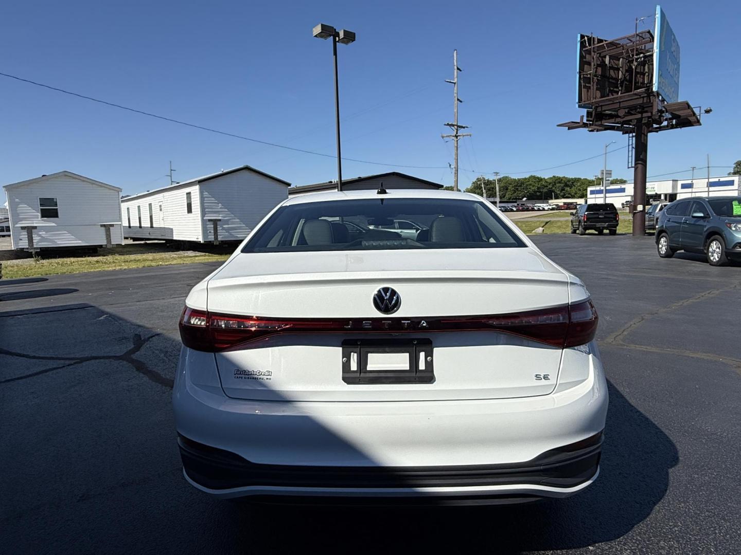 2025 WHITE /Black Volkswagen Jetta SE (3VW7X7BU9SM) with an 1.5L L4 DOHC 16V engine, Automatic transmission, located at 506 S. Kingshighway, Cape Girardeau, MO, 63703, (573) 235-5000, 37.294991, -89.553635 - 2025 Volkswagen Jetta SE 65xxx miles Front Wheel Drive 1.5L 4 Cyl Automatic Leather Backup Camera Power Driver Seat Heated Seats Sunroof Bluetooth Remote Start Cruise Power Windows/Locks/Mirrors We have financing available and we accept trades! Fill out a credit application on our webs - Photo#5