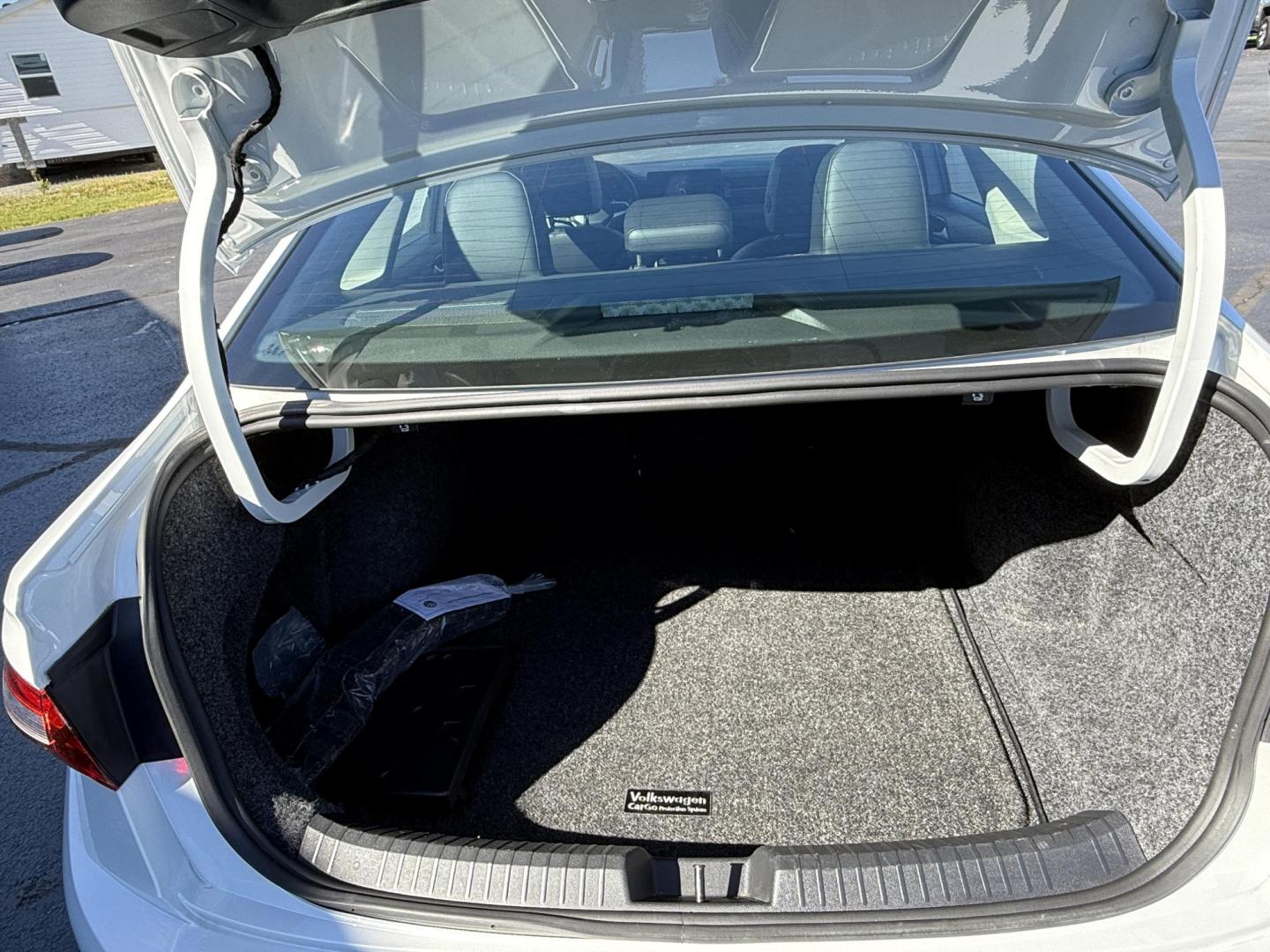 2025 WHITE /Black Volkswagen Jetta SE (3VW7X7BU9SM) with an 1.5L L4 DOHC 16V engine, Automatic transmission, located at 506 S. Kingshighway, Cape Girardeau, MO, 63703, (573) 235-5000, 37.294991, -89.553635 - 2025 Volkswagen Jetta SE 65xxx miles Front Wheel Drive 1.5L 4 Cyl Automatic Leather Backup Camera Power Driver Seat Heated Seats Sunroof Bluetooth Remote Start Cruise Power Windows/Locks/Mirrors We have financing available and we accept trades! Fill out a credit application on our webs - Photo#6