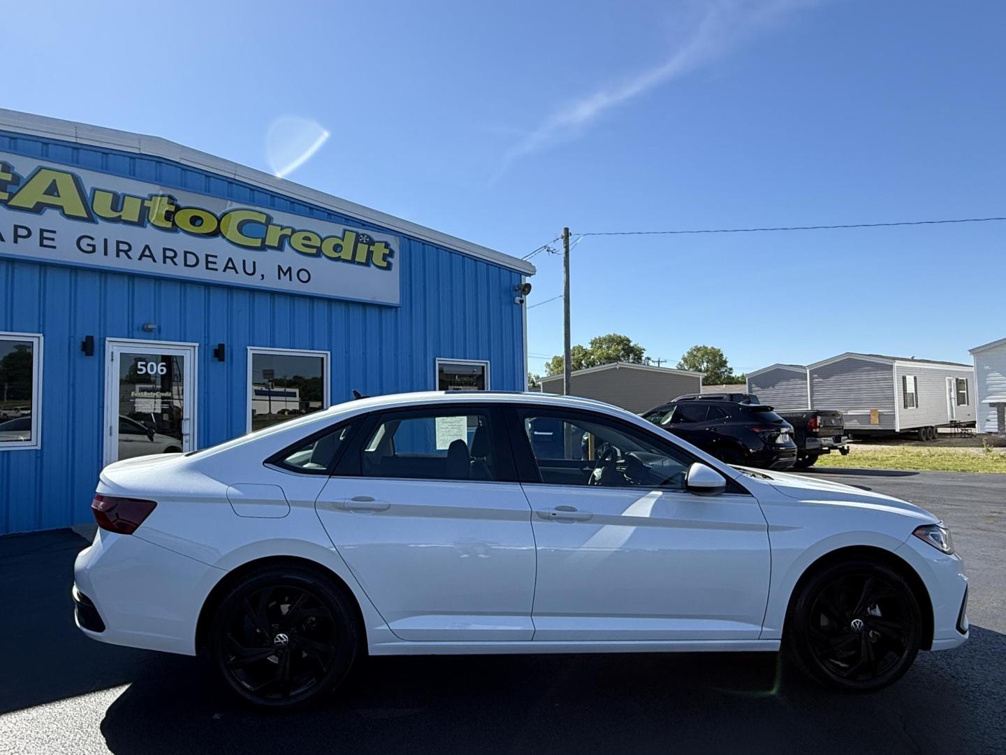 2025 WHITE /Black Volkswagen Jetta SE (3VW7X7BU9SM) with an 1.5L L4 DOHC 16V engine, Automatic transmission, located at 506 S. Kingshighway, Cape Girardeau, MO, 63703, (573) 235-5000, 37.294991, -89.553635 - 2025 Volkswagen Jetta SE 65xxx miles Front Wheel Drive 1.5L 4 Cyl Automatic Leather Backup Camera Power Driver Seat Heated Seats Sunroof Bluetooth Remote Start Cruise Power Windows/Locks/Mirrors We have financing available and we accept trades! Fill out a credit application on our webs - Photo#8