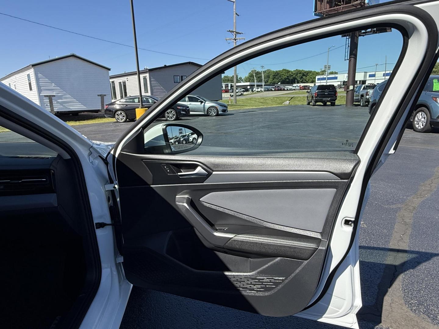 2025 WHITE /Black Volkswagen Jetta SE (3VW7X7BU9SM) with an 1.5L L4 DOHC 16V engine, Automatic transmission, located at 506 S. Kingshighway, Cape Girardeau, MO, 63703, (573) 235-5000, 37.294991, -89.553635 - 2025 Volkswagen Jetta SE 65xxx miles Front Wheel Drive 1.5L 4 Cyl Automatic Leather Backup Camera Power Driver Seat Heated Seats Sunroof Bluetooth Remote Start Cruise Power Windows/Locks/Mirrors We have financing available and we accept trades! Fill out a credit application on our webs - Photo#9