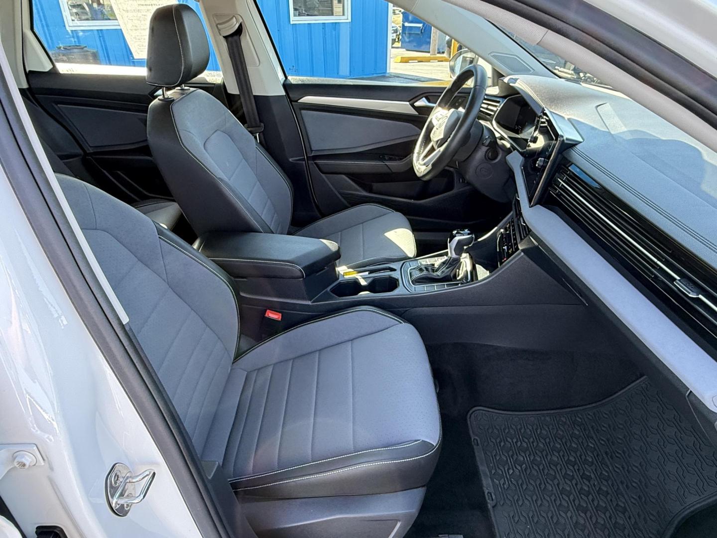 2025 WHITE /Black Volkswagen Jetta SE (3VW7X7BU9SM) with an 1.5L L4 DOHC 16V engine, Automatic transmission, located at 506 S. Kingshighway, Cape Girardeau, MO, 63703, (573) 235-5000, 37.294991, -89.553635 - 2025 Volkswagen Jetta SE 65xxx miles Front Wheel Drive 1.5L 4 Cyl Automatic Leather Backup Camera Power Driver Seat Heated Seats Sunroof Bluetooth Remote Start Cruise Power Windows/Locks/Mirrors We have financing available and we accept trades! Fill out a credit application on our webs - Photo#10