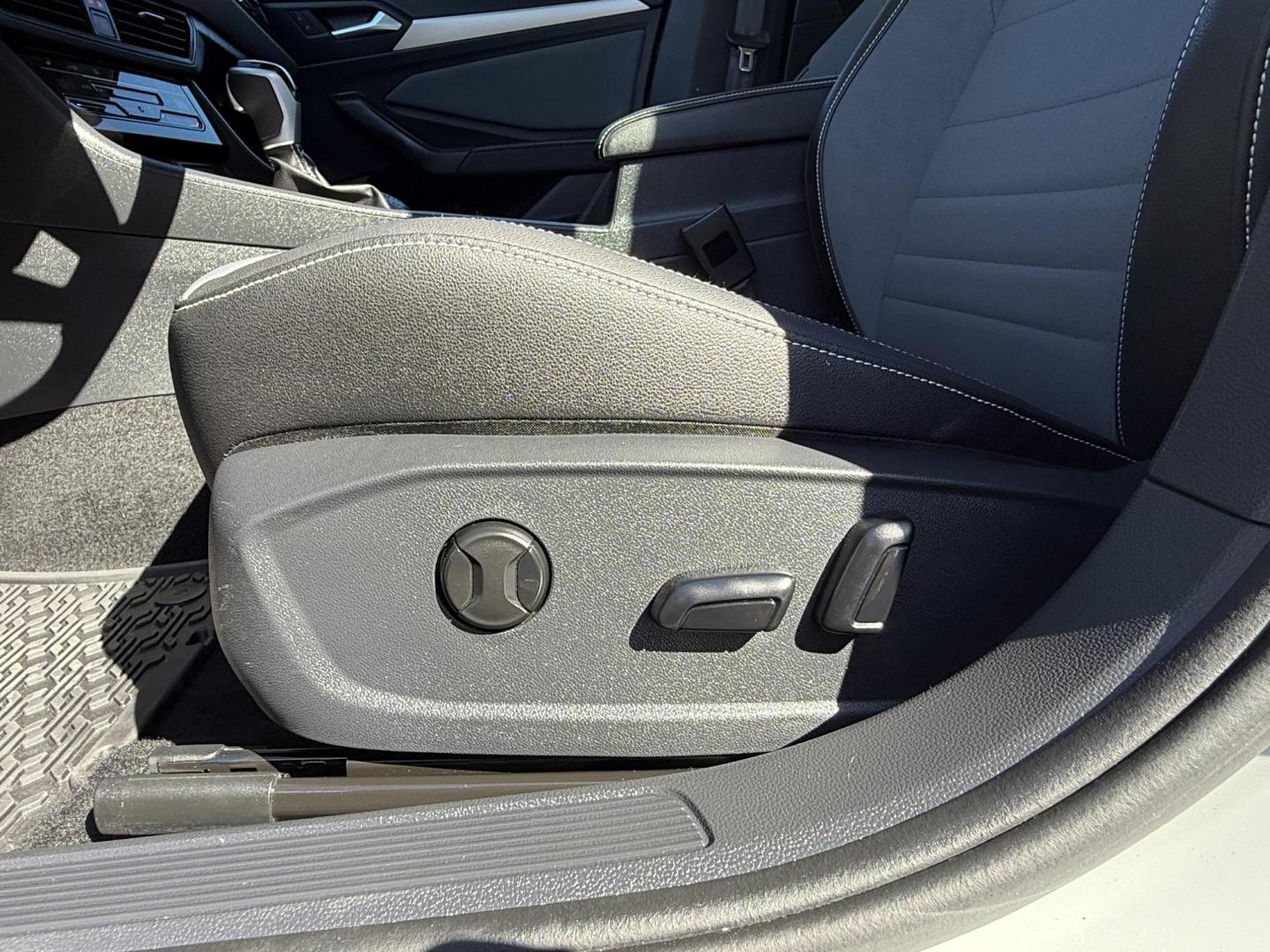 2025 WHITE /Black Volkswagen Jetta SE (3VW7X7BU9SM) with an 1.5L L4 DOHC 16V engine, Automatic transmission, located at 506 S. Kingshighway, Cape Girardeau, MO, 63703, (573) 235-5000, 37.294991, -89.553635 - 2025 Volkswagen Jetta SE 65xxx miles Front Wheel Drive 1.5L 4 Cyl Automatic Leather Backup Camera Power Driver Seat Heated Seats Sunroof Bluetooth Remote Start Cruise Power Windows/Locks/Mirrors We have financing available and we accept trades! Fill out a credit application on our webs - Photo#18