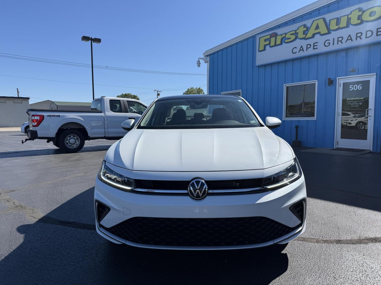 2025 WHITE /Black Volkswagen Jetta SE (3VW7X7BU9SM) with an 1.5L L4 DOHC 16V engine, Automatic transmission, located at 506 S. Kingshighway, Cape Girardeau, MO, 63703, (573) 235-5000, 37.294991, -89.553635 - 2025 Volkswagen Jetta SE 65xxx miles Front Wheel Drive 1.5L 4 Cyl Automatic Leather Backup Camera Power Driver Seat Heated Seats Sunroof Bluetooth Remote Start Cruise Power Windows/Locks/Mirrors We have financing available and we accept trades! Fill out a credit application on our webs - Photo#1