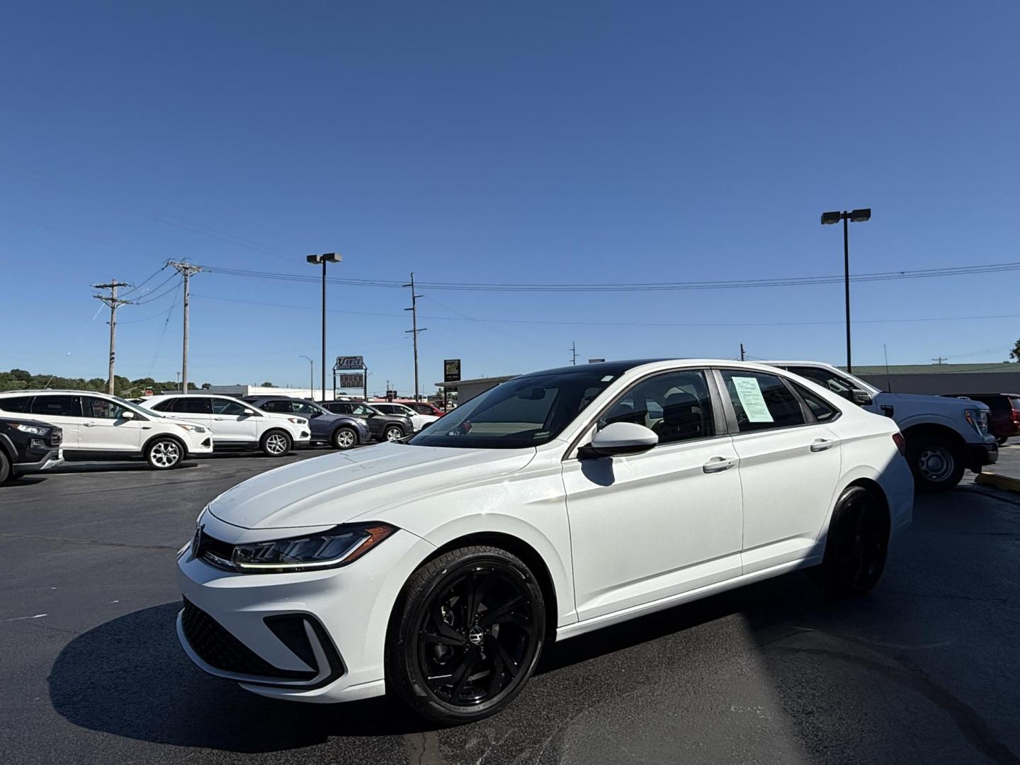 2025 WHITE /Black Volkswagen Jetta SE (3VW7X7BU9SM) with an 1.5L L4 DOHC 16V engine, Automatic transmission, located at 506 S. Kingshighway, Cape Girardeau, MO, 63703, (573) 235-5000, 37.294991, -89.553635 - 2025 Volkswagen Jetta SE 65xxx miles Front Wheel Drive 1.5L 4 Cyl Automatic Leather Backup Camera Power Driver Seat Heated Seats Sunroof Bluetooth Remote Start Cruise Power Windows/Locks/Mirrors We have financing available and we accept trades! Fill out a credit application on our webs - Photo#2