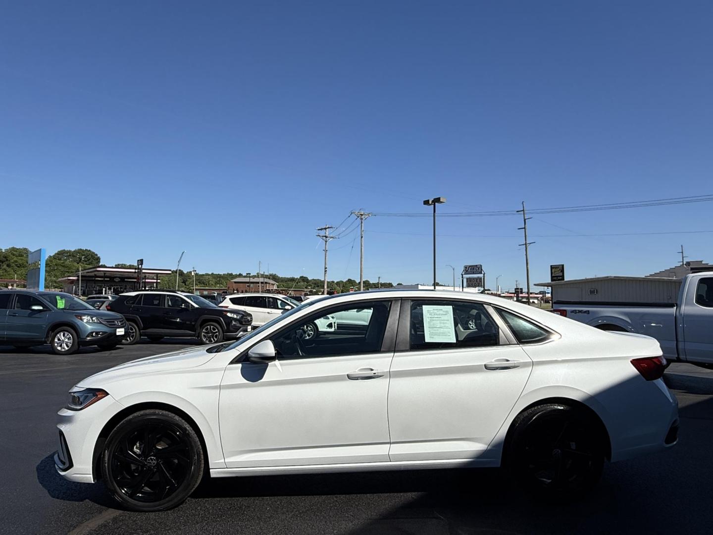 2025 WHITE /Black Volkswagen Jetta SE (3VW7X7BU9SM) with an 1.5L L4 DOHC 16V engine, Automatic transmission, located at 506 S. Kingshighway, Cape Girardeau, MO, 63703, (573) 235-5000, 37.294991, -89.553635 - 2025 Volkswagen Jetta SE 65xxx miles Front Wheel Drive 1.5L 4 Cyl Automatic Leather Backup Camera Power Driver Seat Heated Seats Sunroof Bluetooth Remote Start Cruise Power Windows/Locks/Mirrors We have financing available and we accept trades! Fill out a credit application on our webs - Photo#3