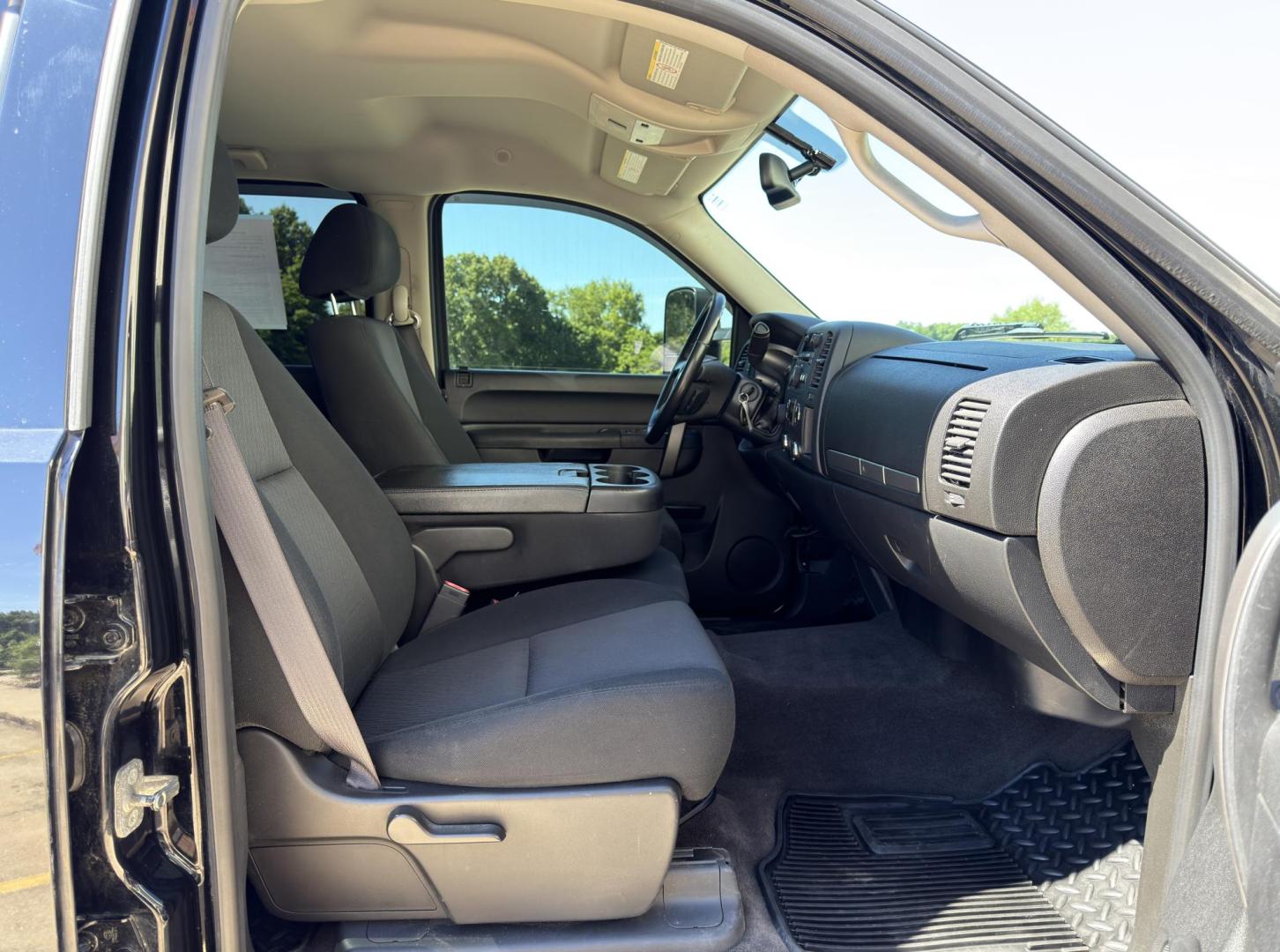 2012 BLACK /Black Chevrolet Silverado 2500HD LT Crew Cab 4WD (1GC1KXCG7CF) with an 6.0L V8 engine, Automatic transmission, located at 2990 Old Orchard Rd., Jackson, MO, 63755, 37.354214, -89.612106 - 2012 Chevrolet Silverado 2500HD LT 102xxx miles 4x4 6.0L V8 Automatic Power Driver Seat Remote Start Cruise Power Windows/Locks/Mirrors We have financing available and we accept trades! Fill out a credit application on our website or come by today! If you have any questions, give us a call - Photo#15