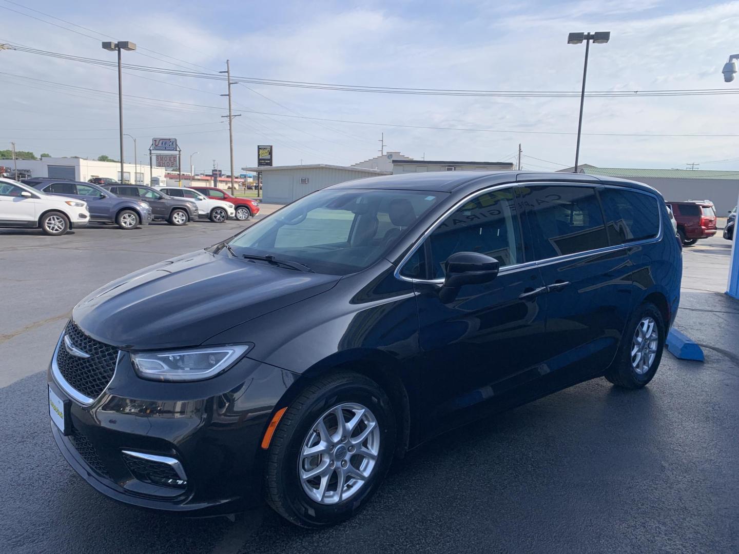 2023 BLACK /BLACK Chrysler Pacifica Touring-L (2C4RC1BG8PR) with an 3.6L V6 DOHC 24V engine, Automatic transmission, located at 506 S. Kingshighway, Cape Girardeau, MO, 63703, (573) 235-5000, 37.294991, -89.553635 - 2023 Chrysler Pacifica Touring-L 70,xxx miles One Owner Heated Leather Seats Heated Steering Wheel Adaptive Cruise Power Sliding Doors Keyless Entry Remote Start Power Windows/Locks/Mirros Backup Camera Bluetooth We have financing available and we accept trades! Fill out a credit applica - Photo#3