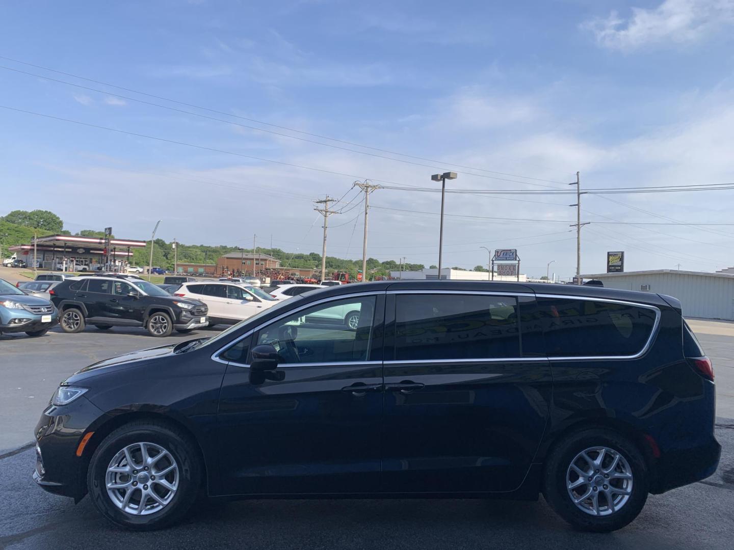 2023 BLACK /BLACK Chrysler Pacifica Touring-L (2C4RC1BG8PR) with an 3.6L V6 DOHC 24V engine, Automatic transmission, located at 506 S. Kingshighway, Cape Girardeau, MO, 63703, (573) 235-5000, 37.294991, -89.553635 - 2023 Chrysler Pacifica Touring-L 70,xxx miles One Owner Heated Leather Seats Heated Steering Wheel Adaptive Cruise Power Sliding Doors Keyless Entry Remote Start Power Windows/Locks/Mirros Backup Camera Bluetooth We have financing available and we accept trades! Fill out a credit applica - Photo#4