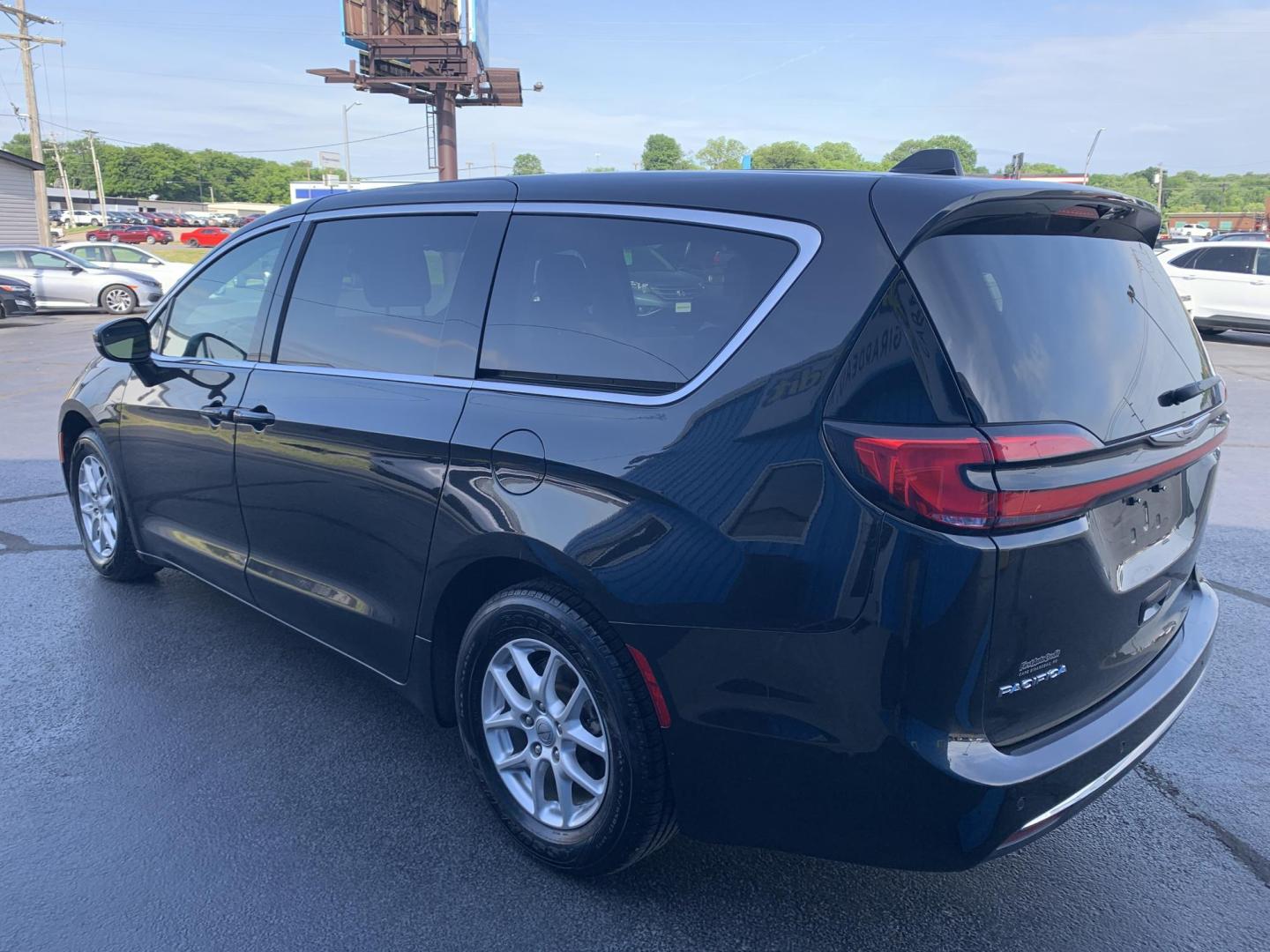 2023 BLACK /BLACK Chrysler Pacifica Touring-L (2C4RC1BG8PR) with an 3.6L V6 DOHC 24V engine, Automatic transmission, located at 506 S. Kingshighway, Cape Girardeau, MO, 63703, (573) 235-5000, 37.294991, -89.553635 - 2023 Chrysler Pacifica Touring-L 70,xxx miles One Owner Heated Leather Seats Heated Steering Wheel Adaptive Cruise Power Sliding Doors Keyless Entry Remote Start Power Windows/Locks/Mirros Backup Camera Bluetooth We have financing available and we accept trades! Fill out a credit applica - Photo#5