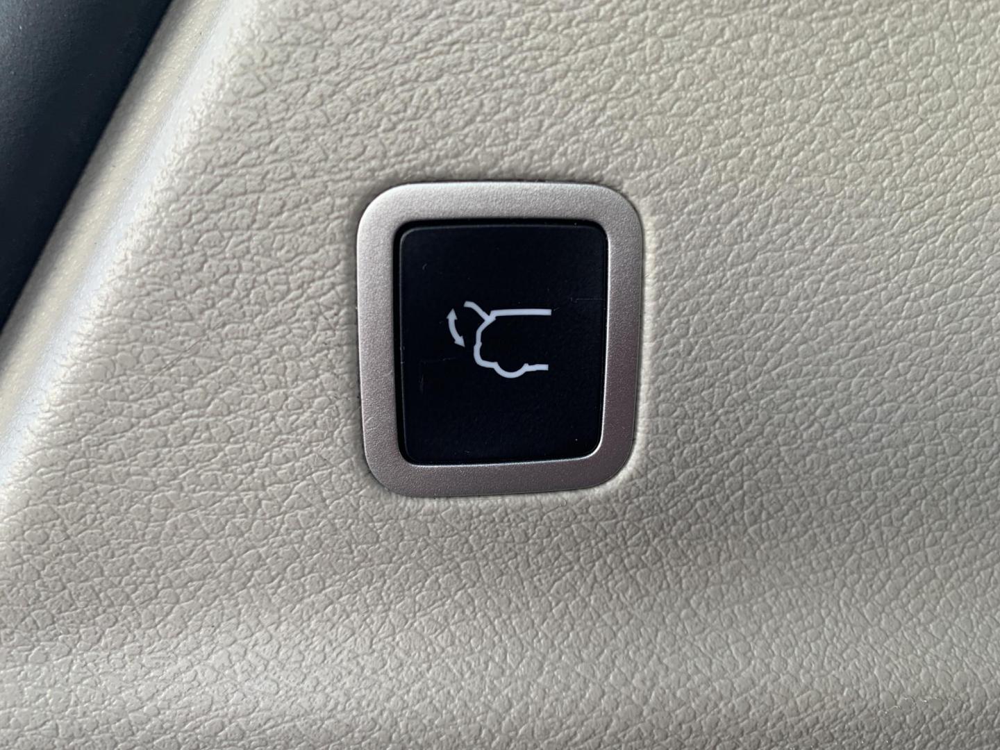 2023 BLACK /BLACK Chrysler Pacifica Touring-L (2C4RC1BG8PR) with an 3.6L V6 DOHC 24V engine, Automatic transmission, located at 506 S. Kingshighway, Cape Girardeau, MO, 63703, (573) 235-5000, 37.294991, -89.553635 - 2023 Chrysler Pacifica Touring-L 70,xxx miles One Owner Heated Leather Seats Heated Steering Wheel Adaptive Cruise Power Sliding Doors Keyless Entry Remote Start Power Windows/Locks/Mirros Backup Camera Bluetooth We have financing available and we accept trades! Fill out a credit applica - Photo#8