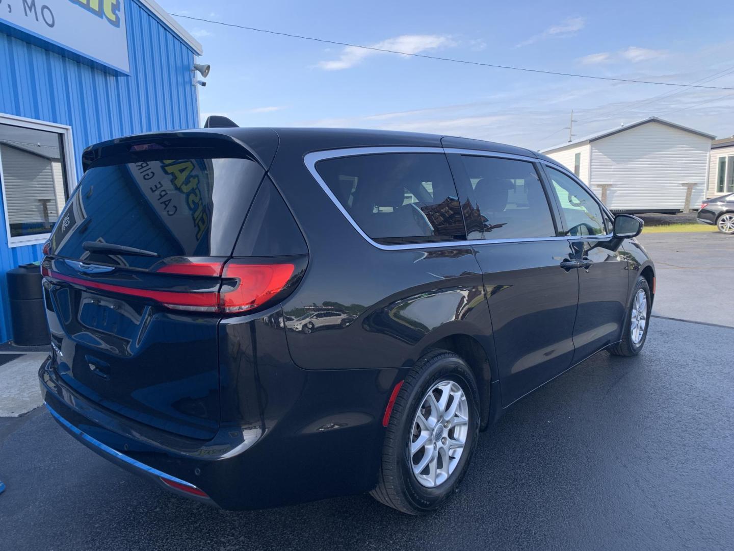 2023 BLACK /BLACK Chrysler Pacifica Touring-L (2C4RC1BG8PR) with an 3.6L V6 DOHC 24V engine, Automatic transmission, located at 506 S. Kingshighway, Cape Girardeau, MO, 63703, (573) 235-5000, 37.294991, -89.553635 - 2023 Chrysler Pacifica Touring-L 70,xxx miles One Owner Heated Leather Seats Heated Steering Wheel Adaptive Cruise Power Sliding Doors Keyless Entry Remote Start Power Windows/Locks/Mirros Backup Camera Bluetooth We have financing available and we accept trades! Fill out a credit applica - Photo#9