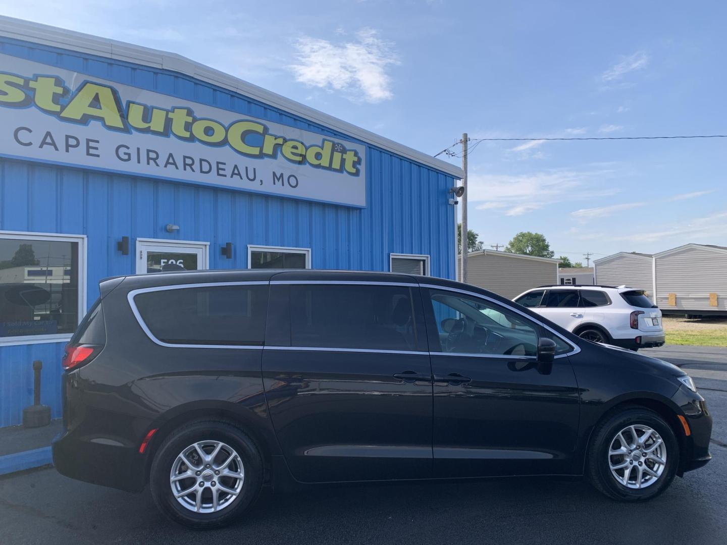 2023 BLACK /BLACK Chrysler Pacifica Touring-L (2C4RC1BG8PR) with an 3.6L V6 DOHC 24V engine, Automatic transmission, located at 506 S. Kingshighway, Cape Girardeau, MO, 63703, (573) 235-5000, 37.294991, -89.553635 - 2023 Chrysler Pacifica Touring-L 70,xxx miles One Owner Heated Leather Seats Heated Steering Wheel Adaptive Cruise Power Sliding Doors Keyless Entry Remote Start Power Windows/Locks/Mirros Backup Camera Bluetooth We have financing available and we accept trades! Fill out a credit applica - Photo#10
