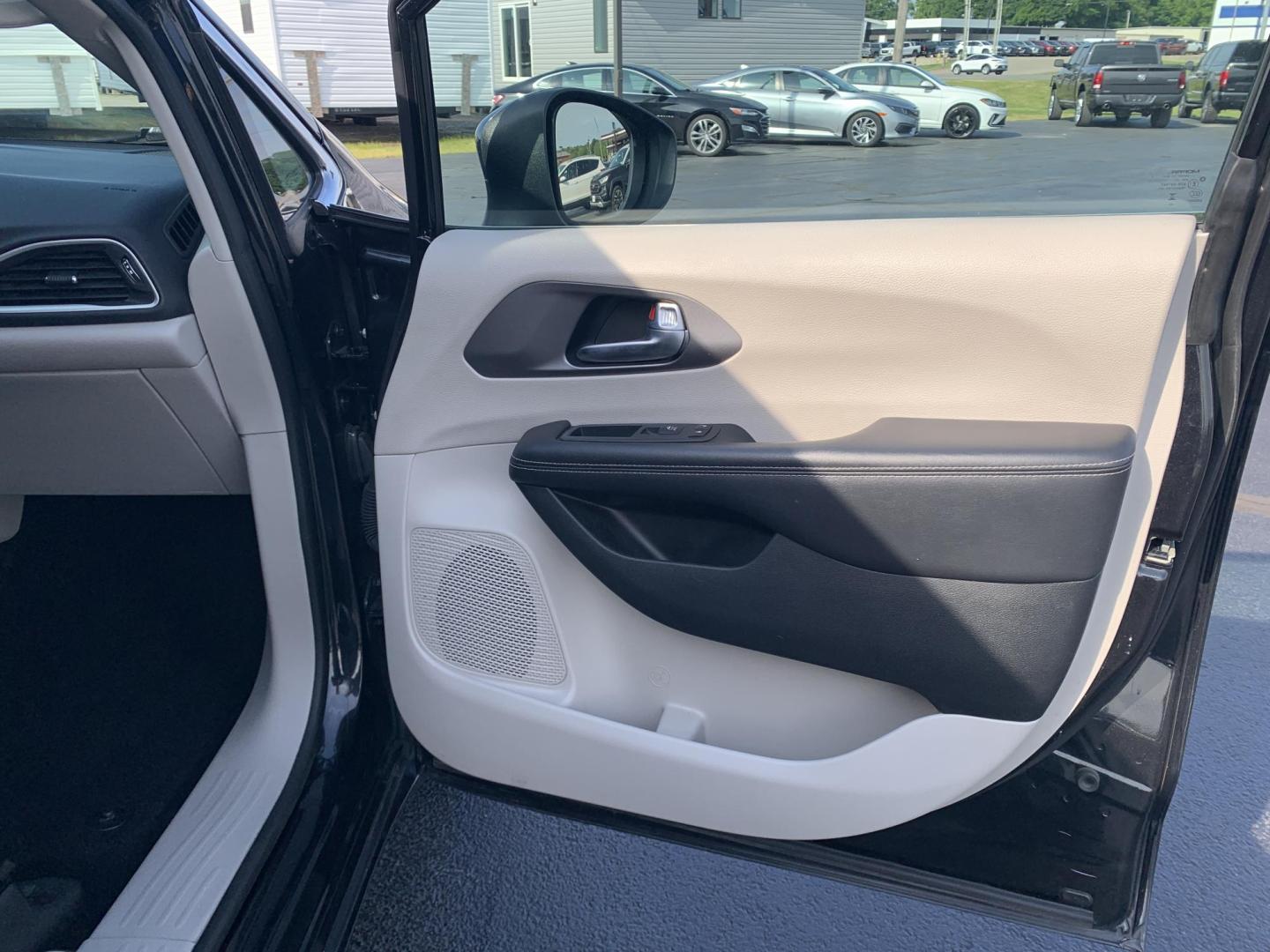 2023 BLACK /BLACK Chrysler Pacifica Touring-L (2C4RC1BG8PR) with an 3.6L V6 DOHC 24V engine, Automatic transmission, located at 506 S. Kingshighway, Cape Girardeau, MO, 63703, (573) 235-5000, 37.294991, -89.553635 - 2023 Chrysler Pacifica Touring-L 70,xxx miles One Owner Heated Leather Seats Heated Steering Wheel Adaptive Cruise Power Sliding Doors Keyless Entry Remote Start Power Windows/Locks/Mirros Backup Camera Bluetooth We have financing available and we accept trades! Fill out a credit applica - Photo#11