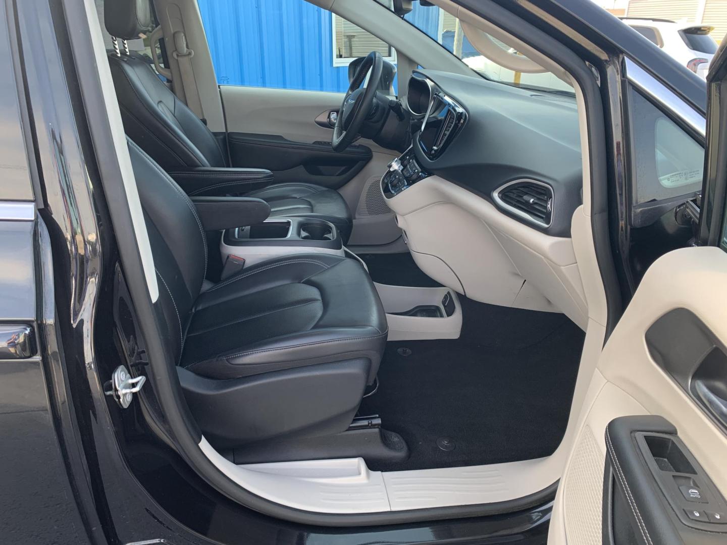2023 BLACK /BLACK Chrysler Pacifica Touring-L (2C4RC1BG8PR) with an 3.6L V6 DOHC 24V engine, Automatic transmission, located at 506 S. Kingshighway, Cape Girardeau, MO, 63703, (573) 235-5000, 37.294991, -89.553635 - 2023 Chrysler Pacifica Touring-L 70,xxx miles One Owner Heated Leather Seats Heated Steering Wheel Adaptive Cruise Power Sliding Doors Keyless Entry Remote Start Power Windows/Locks/Mirros Backup Camera Bluetooth We have financing available and we accept trades! Fill out a credit applica - Photo#12