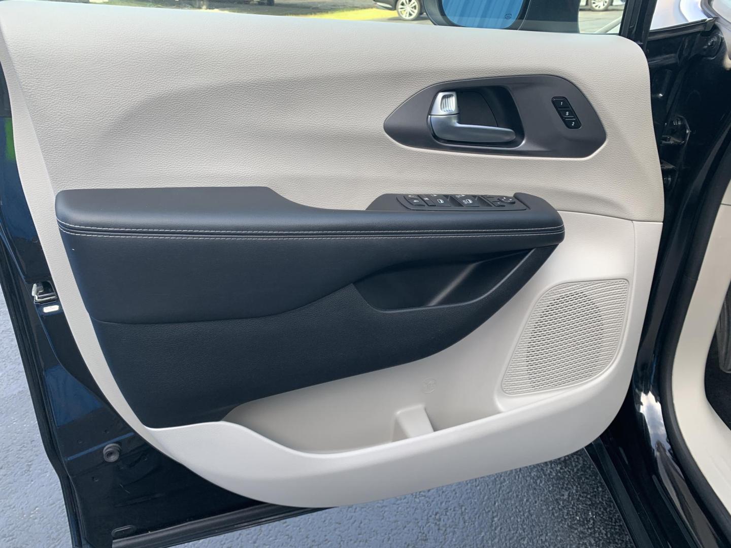 2023 BLACK /BLACK Chrysler Pacifica Touring-L (2C4RC1BG8PR) with an 3.6L V6 DOHC 24V engine, Automatic transmission, located at 506 S. Kingshighway, Cape Girardeau, MO, 63703, (573) 235-5000, 37.294991, -89.553635 - 2023 Chrysler Pacifica Touring-L 70,xxx miles One Owner Heated Leather Seats Heated Steering Wheel Adaptive Cruise Power Sliding Doors Keyless Entry Remote Start Power Windows/Locks/Mirros Backup Camera Bluetooth We have financing available and we accept trades! Fill out a credit applica - Photo#18
