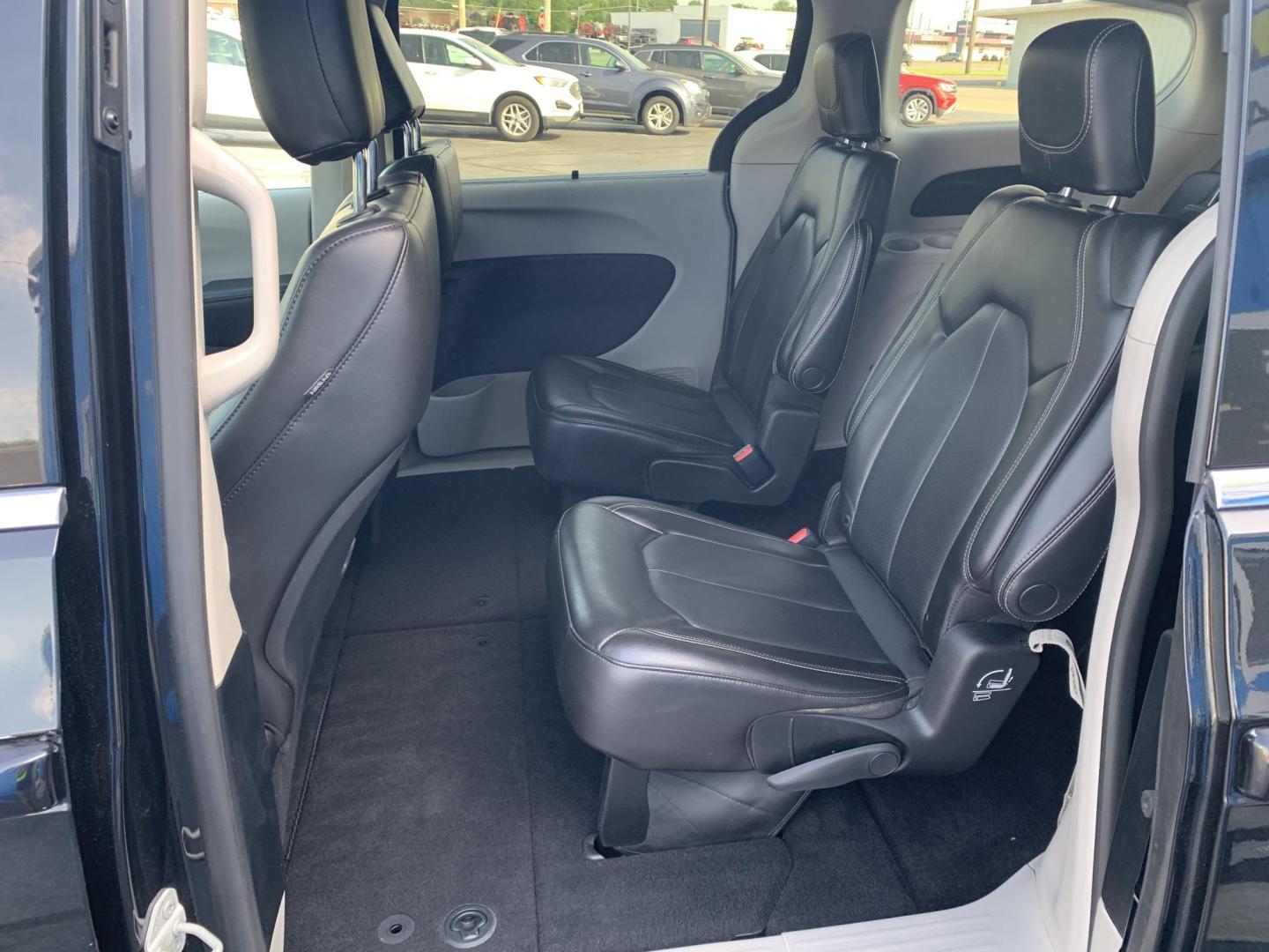 2023 BLACK /BLACK Chrysler Pacifica Touring-L (2C4RC1BG8PR) with an 3.6L V6 DOHC 24V engine, Automatic transmission, located at 506 S. Kingshighway, Cape Girardeau, MO, 63703, (573) 235-5000, 37.294991, -89.553635 - 2023 Chrysler Pacifica Touring-L 70,xxx miles One Owner Heated Leather Seats Heated Steering Wheel Adaptive Cruise Power Sliding Doors Keyless Entry Remote Start Power Windows/Locks/Mirros Backup Camera Bluetooth We have financing available and we accept trades! Fill out a credit applica - Photo#17