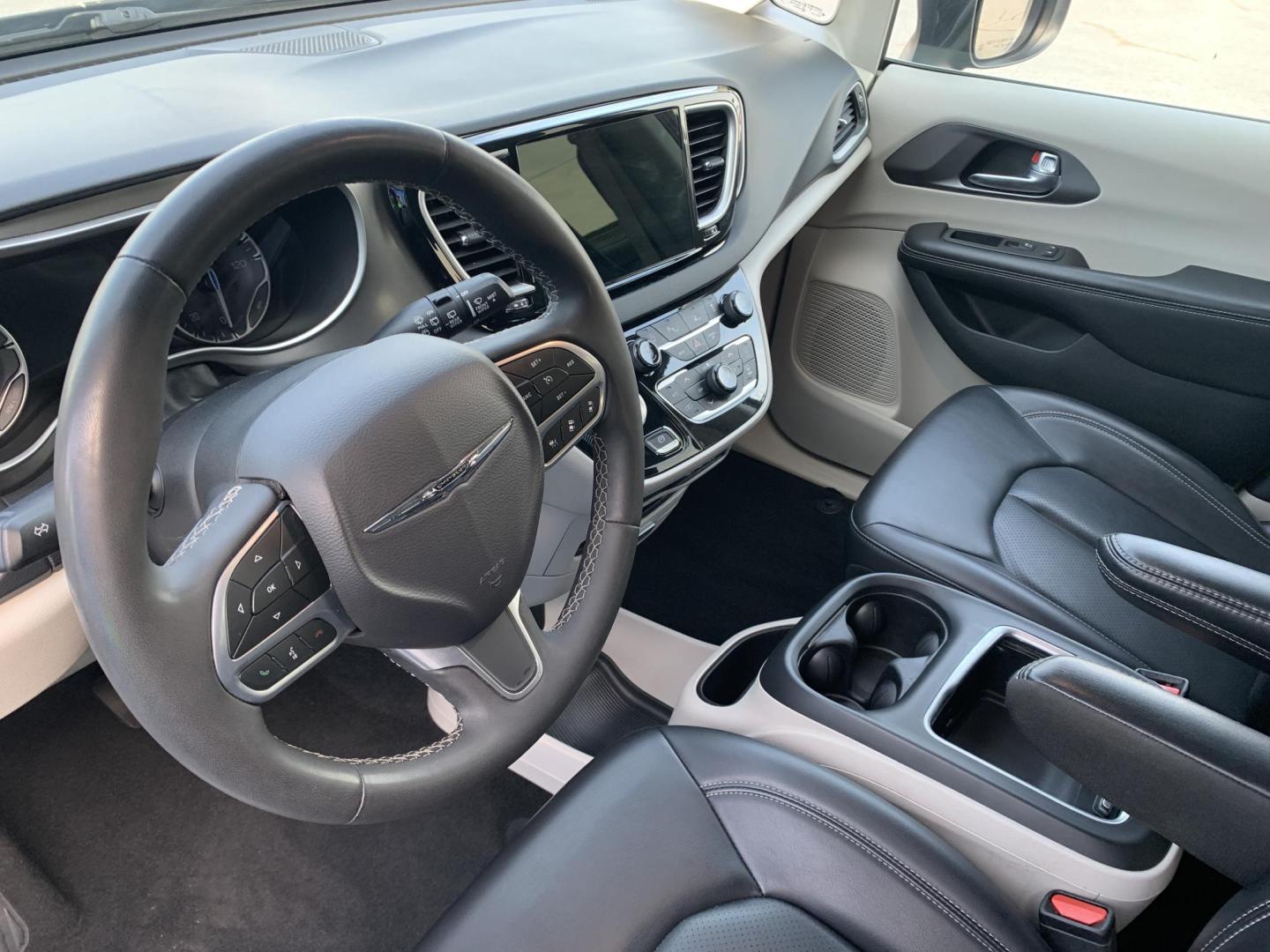 2023 BLACK /BLACK Chrysler Pacifica Touring-L (2C4RC1BG8PR) with an 3.6L V6 DOHC 24V engine, Automatic transmission, located at 506 S. Kingshighway, Cape Girardeau, MO, 63703, (573) 235-5000, 37.294991, -89.553635 - 2023 Chrysler Pacifica Touring-L 70,xxx miles One Owner Heated Leather Seats Heated Steering Wheel Adaptive Cruise Power Sliding Doors Keyless Entry Remote Start Power Windows/Locks/Mirros Backup Camera Bluetooth We have financing available and we accept trades! Fill out a credit applica - Photo#25