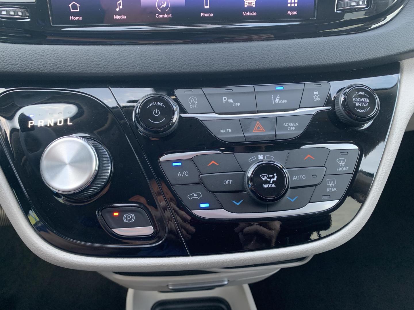2023 BLACK /BLACK Chrysler Pacifica Touring-L (2C4RC1BG8PR) with an 3.6L V6 DOHC 24V engine, Automatic transmission, located at 506 S. Kingshighway, Cape Girardeau, MO, 63703, (573) 235-5000, 37.294991, -89.553635 - 2023 Chrysler Pacifica Touring-L 70,xxx miles One Owner Heated Leather Seats Heated Steering Wheel Adaptive Cruise Power Sliding Doors Keyless Entry Remote Start Power Windows/Locks/Mirros Backup Camera Bluetooth We have financing available and we accept trades! Fill out a credit applica - Photo#29