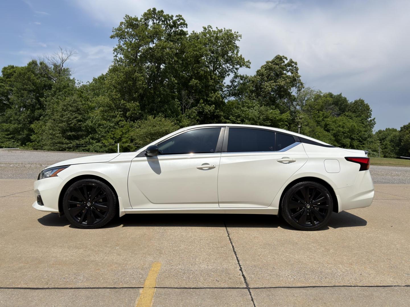 2022 WHITE /Black Nissan Altima 2.5 SR (1N4BL4CV2NN) with an 2.5L 4 Cyl. engine, CVT transmission, located at 2990 Old Orchard Rd., Jackson, MO, 63755, 37.354214, -89.612106 - 2022 Nissan Altima 2.5 SR 1-Owner 99xxx miles Front Wheel Drive 2.5L 4 Cyl. Automatic Leather Backup Camera Power Driver Seat Heated Seats Sunroof Bluetooth Remote Start Cruise Power Windows/Locks/Mirrors We have financing available and we accept trades! Fill out a credit application - Photo#8
