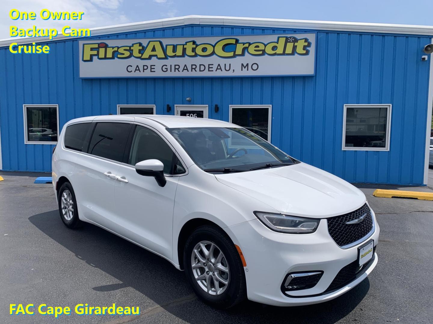 2023 Chrysler Pacifica Touring L's photo