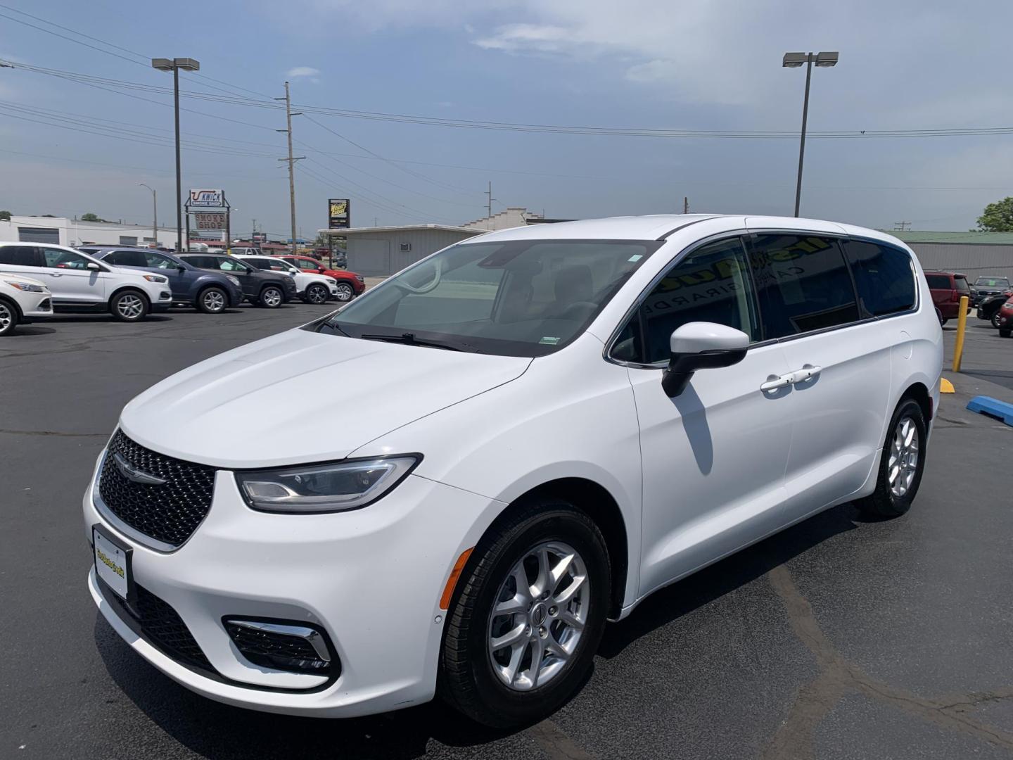 2023 WHITE /BLACK Chrysler Pacifica Touring-L (2C4RC1BG7PR) with an 3.6L V6 DOHC 24V engine, Automatic transmission, located at 506 S. Kingshighway, Cape Girardeau, MO, 63703, (573) 235-5000, 37.294991, -89.553635 - 2023 Chrysler Pacifica Touring-L 133,xxx miles One Owner Heated Seats Heated Steering Wheel Backup Cam Apple Carplay Bluetooth Leather Power Windows/Locks/Mirrors Keyless Entry Remote Start Power Sliding Doors We have financing available and we accept trades! Fill out a credit applica - Photo#3