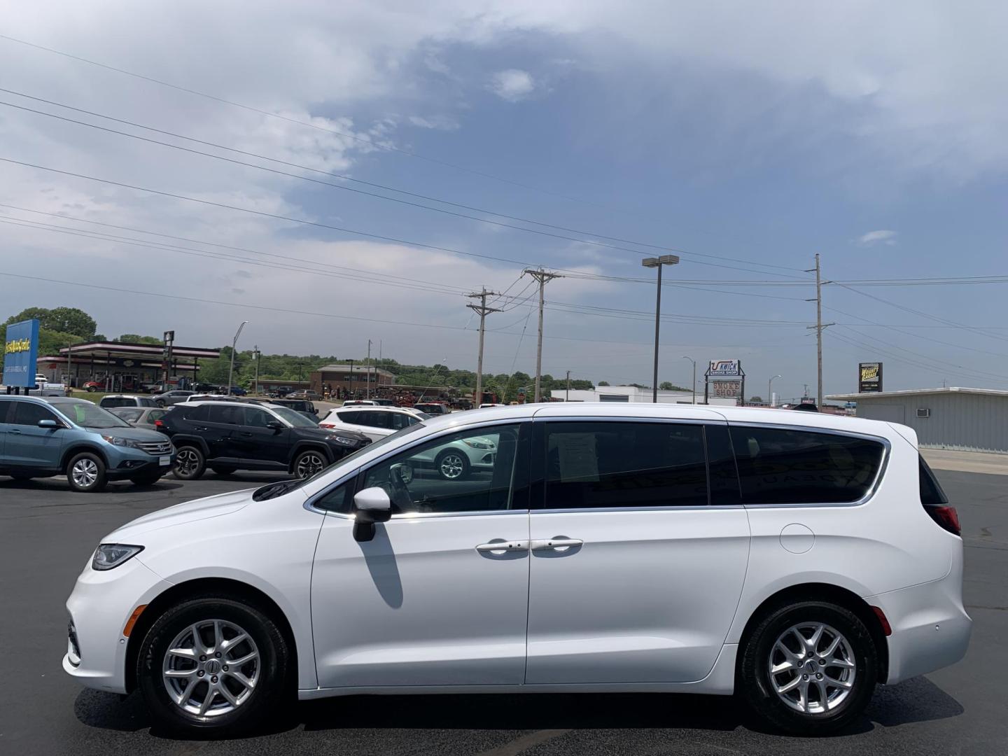 2023 WHITE /BLACK Chrysler Pacifica Touring-L (2C4RC1BG7PR) with an 3.6L V6 DOHC 24V engine, Automatic transmission, located at 506 S. Kingshighway, Cape Girardeau, MO, 63703, (573) 235-5000, 37.294991, -89.553635 - 2023 Chrysler Pacifica Touring-L 133,xxx miles One Owner Heated Seats Heated Steering Wheel Backup Cam Apple Carplay Bluetooth Leather Power Windows/Locks/Mirrors Keyless Entry Remote Start Power Sliding Doors We have financing available and we accept trades! Fill out a credit applica - Photo#4