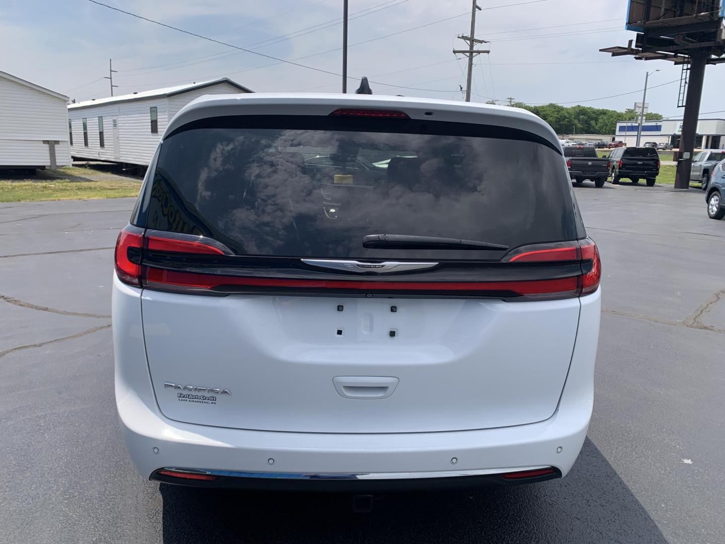 2023 WHITE /BLACK Chrysler Pacifica Touring-L (2C4RC1BG7PR) with an 3.6L V6 DOHC 24V engine, Automatic transmission, located at 506 S. Kingshighway, Cape Girardeau, MO, 63703, (573) 235-5000, 37.294991, -89.553635 - 2023 Chrysler Pacifica Touring-L 133,xxx miles One Owner Heated Seats Heated Steering Wheel Backup Cam Apple Carplay Bluetooth Leather Power Windows/Locks/Mirrors Keyless Entry Remote Start Power Sliding Doors We have financing available and we accept trades! Fill out a credit applica - Photo#6