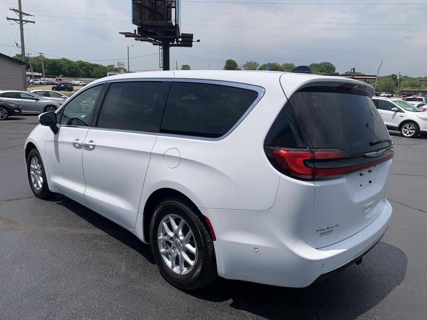 2023 WHITE /BLACK Chrysler Pacifica Touring-L (2C4RC1BG7PR) with an 3.6L V6 DOHC 24V engine, Automatic transmission, located at 506 S. Kingshighway, Cape Girardeau, MO, 63703, (573) 235-5000, 37.294991, -89.553635 - 2023 Chrysler Pacifica Touring-L 133,xxx miles One Owner Heated Seats Heated Steering Wheel Backup Cam Apple Carplay Bluetooth Leather Power Windows/Locks/Mirrors Keyless Entry Remote Start Power Sliding Doors We have financing available and we accept trades! Fill out a credit applica - Photo#5