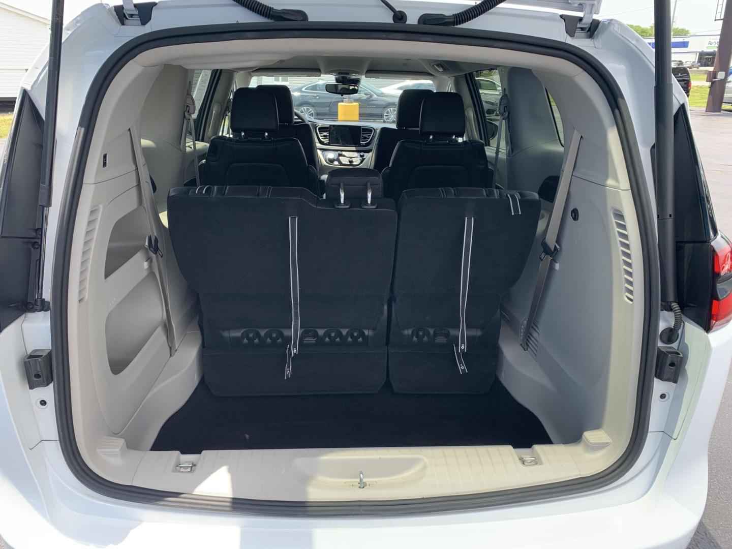 2023 WHITE /BLACK Chrysler Pacifica Touring-L (2C4RC1BG7PR) with an 3.6L V6 DOHC 24V engine, Automatic transmission, located at 506 S. Kingshighway, Cape Girardeau, MO, 63703, (573) 235-5000, 37.294991, -89.553635 - 2023 Chrysler Pacifica Touring-L 133,xxx miles One Owner Heated Seats Heated Steering Wheel Backup Cam Apple Carplay Bluetooth Leather Power Windows/Locks/Mirrors Keyless Entry Remote Start Power Sliding Doors We have financing available and we accept trades! Fill out a credit applica - Photo#7