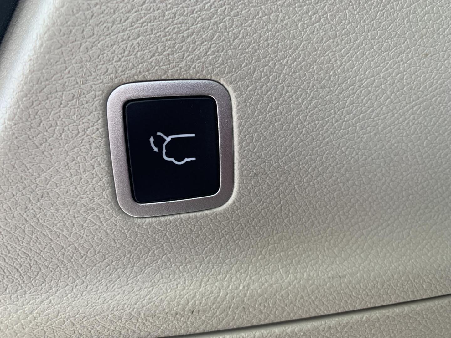 2023 WHITE /BLACK Chrysler Pacifica Touring-L (2C4RC1BG7PR) with an 3.6L V6 DOHC 24V engine, Automatic transmission, located at 506 S. Kingshighway, Cape Girardeau, MO, 63703, (573) 235-5000, 37.294991, -89.553635 - 2023 Chrysler Pacifica Touring-L 133,xxx miles One Owner Heated Seats Heated Steering Wheel Backup Cam Apple Carplay Bluetooth Leather Power Windows/Locks/Mirrors Keyless Entry Remote Start Power Sliding Doors We have financing available and we accept trades! Fill out a credit applica - Photo#9