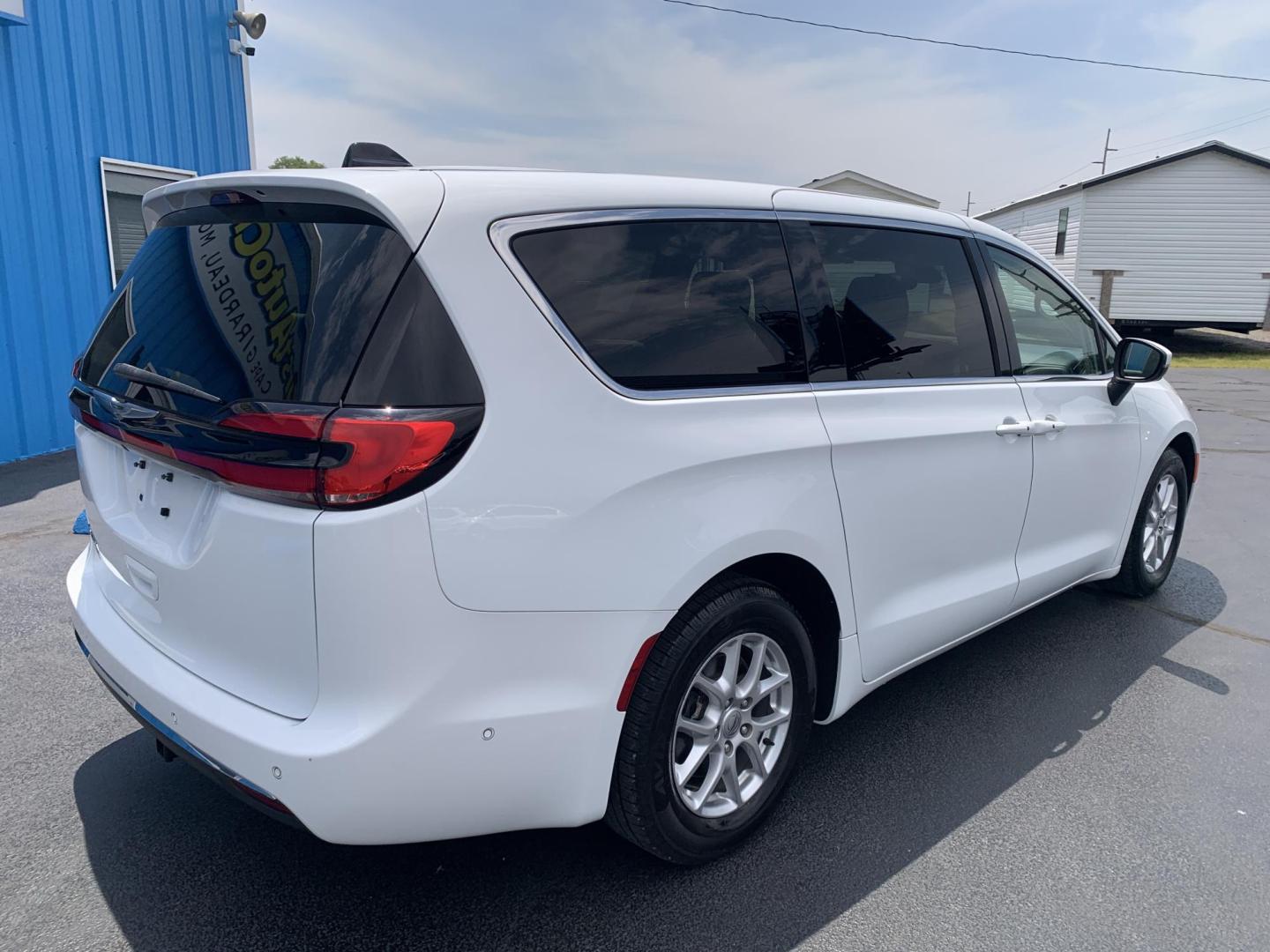 2023 WHITE /BLACK Chrysler Pacifica Touring-L (2C4RC1BG7PR) with an 3.6L V6 DOHC 24V engine, Automatic transmission, located at 506 S. Kingshighway, Cape Girardeau, MO, 63703, (573) 235-5000, 37.294991, -89.553635 - 2023 Chrysler Pacifica Touring-L 133,xxx miles One Owner Heated Seats Heated Steering Wheel Backup Cam Apple Carplay Bluetooth Leather Power Windows/Locks/Mirrors Keyless Entry Remote Start Power Sliding Doors We have financing available and we accept trades! Fill out a credit applica - Photo#10
