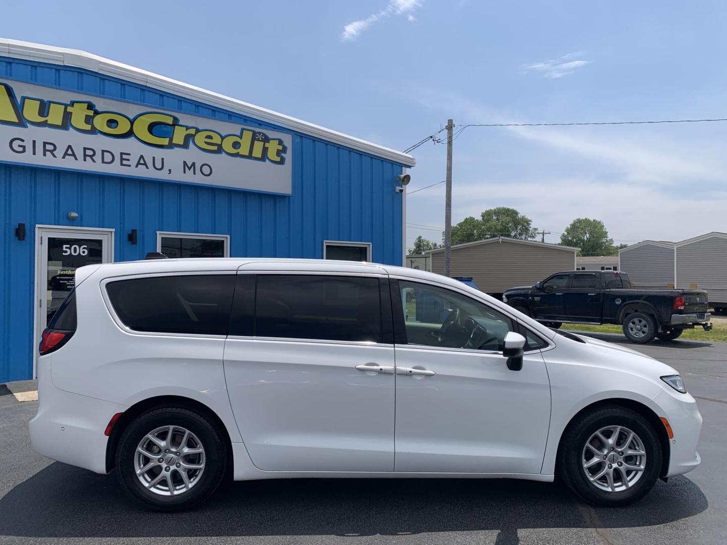 2023 WHITE /BLACK Chrysler Pacifica Touring-L (2C4RC1BG7PR) with an 3.6L V6 DOHC 24V engine, Automatic transmission, located at 506 S. Kingshighway, Cape Girardeau, MO, 63703, (573) 235-5000, 37.294991, -89.553635 - 2023 Chrysler Pacifica Touring-L 133,xxx miles One Owner Heated Seats Heated Steering Wheel Backup Cam Apple Carplay Bluetooth Leather Power Windows/Locks/Mirrors Keyless Entry Remote Start Power Sliding Doors We have financing available and we accept trades! Fill out a credit applica - Photo#11