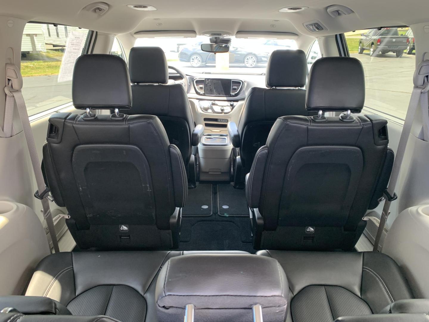 2023 WHITE /BLACK Chrysler Pacifica Touring-L (2C4RC1BG7PR) with an 3.6L V6 DOHC 24V engine, Automatic transmission, located at 506 S. Kingshighway, Cape Girardeau, MO, 63703, (573) 235-5000, 37.294991, -89.553635 - 2023 Chrysler Pacifica Touring-L 133,xxx miles One Owner Heated Seats Heated Steering Wheel Backup Cam Apple Carplay Bluetooth Leather Power Windows/Locks/Mirrors Keyless Entry Remote Start Power Sliding Doors We have financing available and we accept trades! Fill out a credit applica - Photo#8