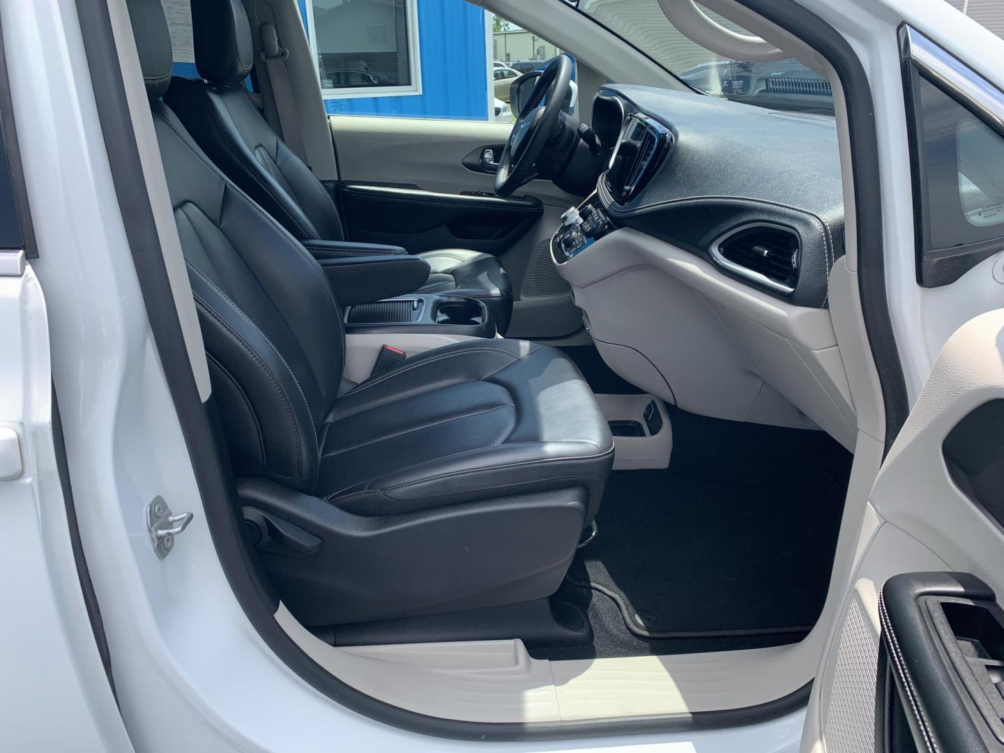 2023 WHITE /BLACK Chrysler Pacifica Touring-L (2C4RC1BG7PR) with an 3.6L V6 DOHC 24V engine, Automatic transmission, located at 506 S. Kingshighway, Cape Girardeau, MO, 63703, (573) 235-5000, 37.294991, -89.553635 - 2023 Chrysler Pacifica Touring-L 133,xxx miles One Owner Heated Seats Heated Steering Wheel Backup Cam Apple Carplay Bluetooth Leather Power Windows/Locks/Mirrors Keyless Entry Remote Start Power Sliding Doors We have financing available and we accept trades! Fill out a credit applica - Photo#13