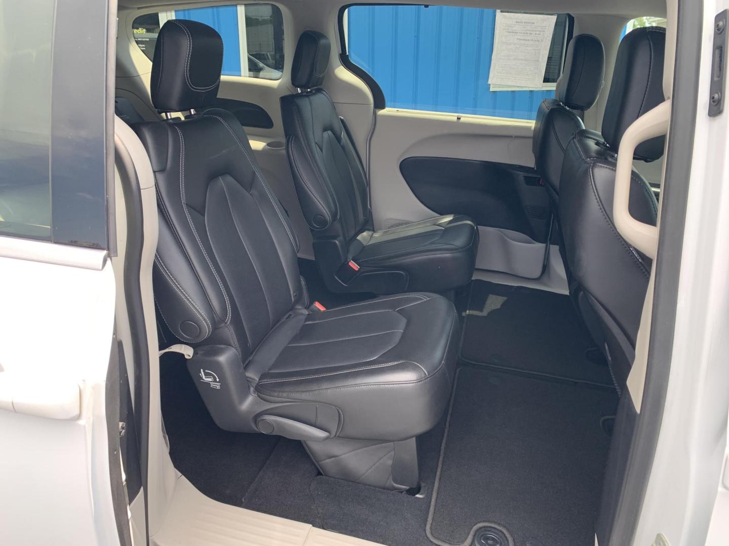 2023 WHITE /BLACK Chrysler Pacifica Touring-L (2C4RC1BG7PR) with an 3.6L V6 DOHC 24V engine, Automatic transmission, located at 506 S. Kingshighway, Cape Girardeau, MO, 63703, (573) 235-5000, 37.294991, -89.553635 - 2023 Chrysler Pacifica Touring-L 133,xxx miles One Owner Heated Seats Heated Steering Wheel Backup Cam Apple Carplay Bluetooth Leather Power Windows/Locks/Mirrors Keyless Entry Remote Start Power Sliding Doors We have financing available and we accept trades! Fill out a credit applica - Photo#14